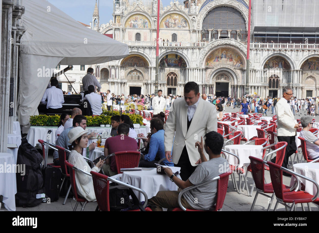 Italie Venise Piazza San Marco occupé scène cafe client et serveur la  langue des signes pour commander - toile de sunlit basilique de Saint Marc  Photo Stock - Alamy