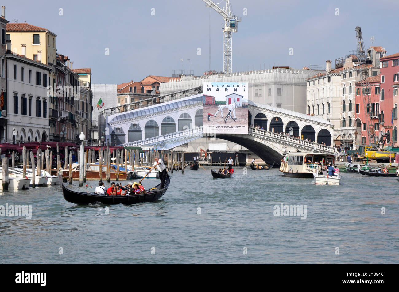 Le Grand Canal - Venise - Italie - gondoles - eau - taxis ferry boats - Scène mouvementée - sunlight - blue sky - toile Pont du Rialto Banque D'Images