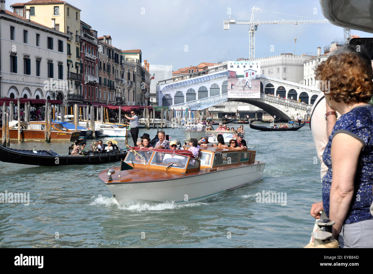 Italie - Venise - Grand Canal - taxis gondoles scène mouvementée toile pont du Rialto du soleil Ciel bleu Banque D'Images