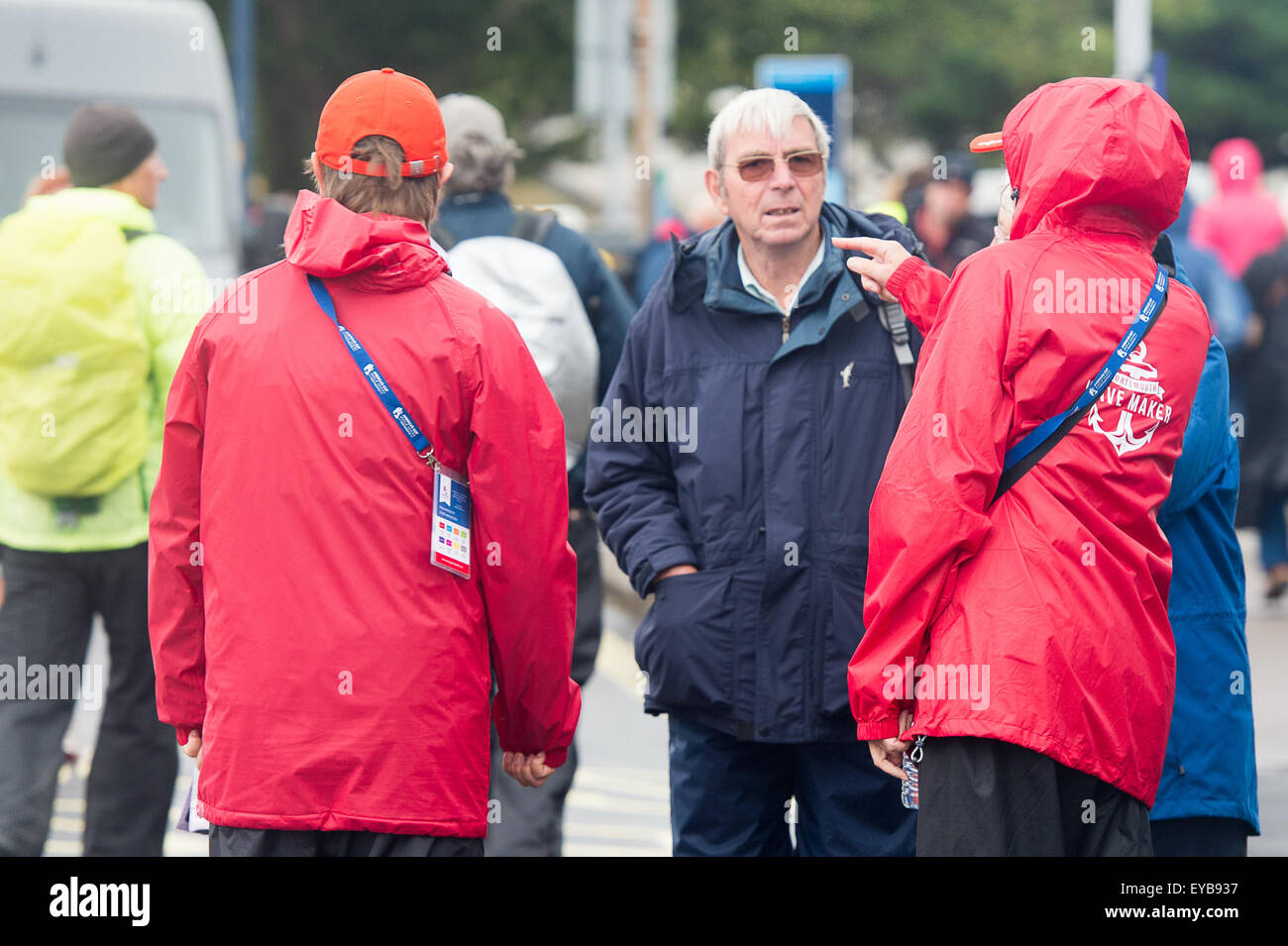 Portsmouth, Royaume-Uni. 26 juillet 2015. 'Bénévoles' Le Chant des spectateurs direct loin de l'America's Cup site après la décision est prise d'annuler la course pour la journée et évacuer la Fanzone et Arène au bord de l'eau en raison des vents violents et un risque pour la santé et la sécurité. Credit : MeonStock/Alamy Live News Banque D'Images