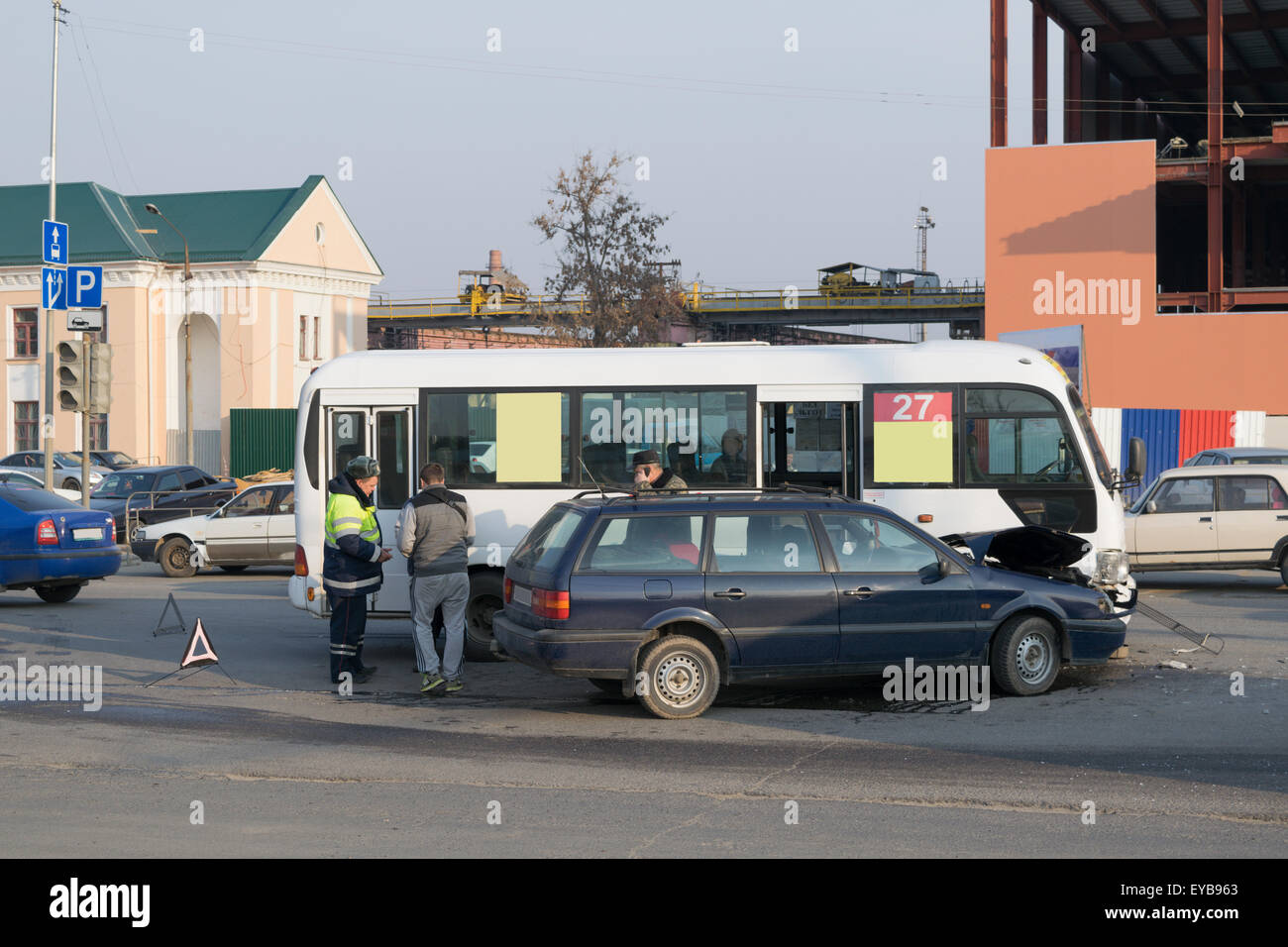 L'inspecteur de la police de la route (GAI) établit un accident de navette sur la route Banque D'Images