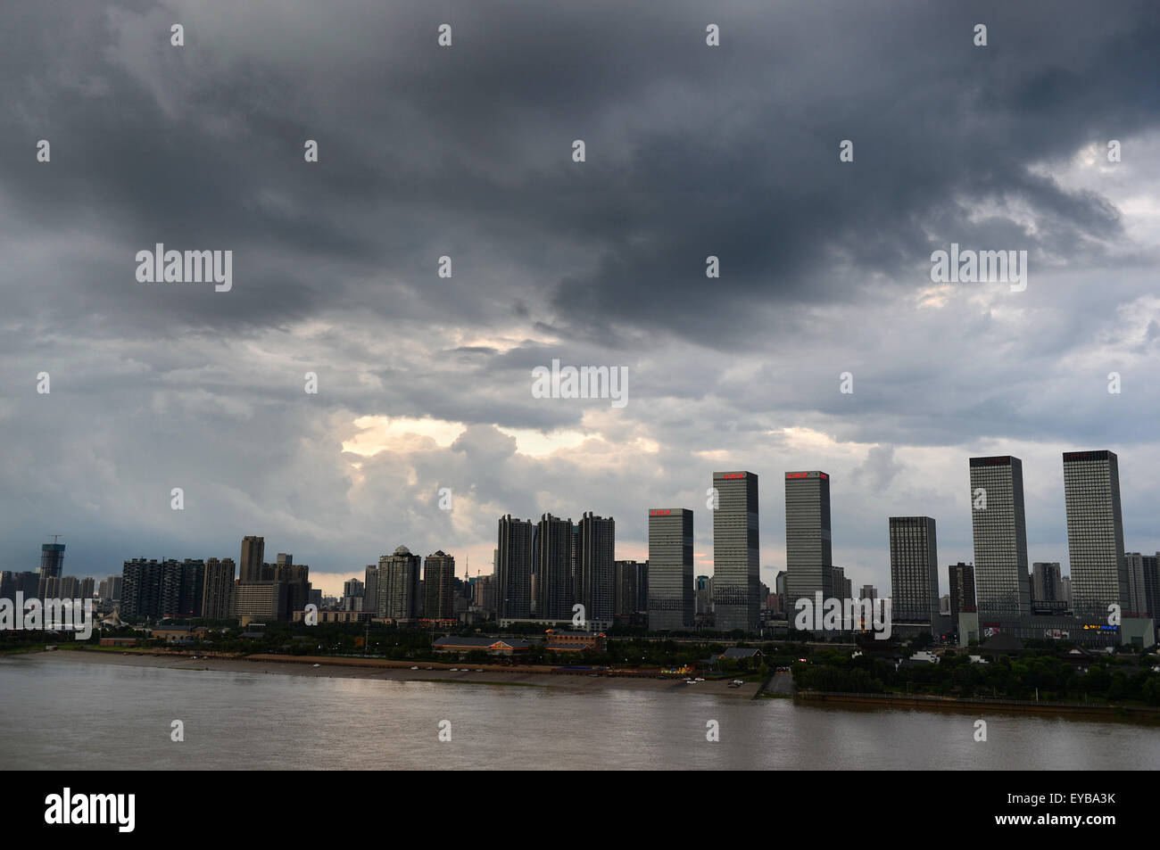 Changsha. 26 juillet, 2015. Photo prise le 26 juillet 2015 montre les nuages au-dessus de la ville de Changsha, capitale de la province du Hunan en Chine centrale. Un solide coup de temps convectif Changsha le dimanche. © longtemps Hongtao/Xinhua/Alamy Live News Banque D'Images