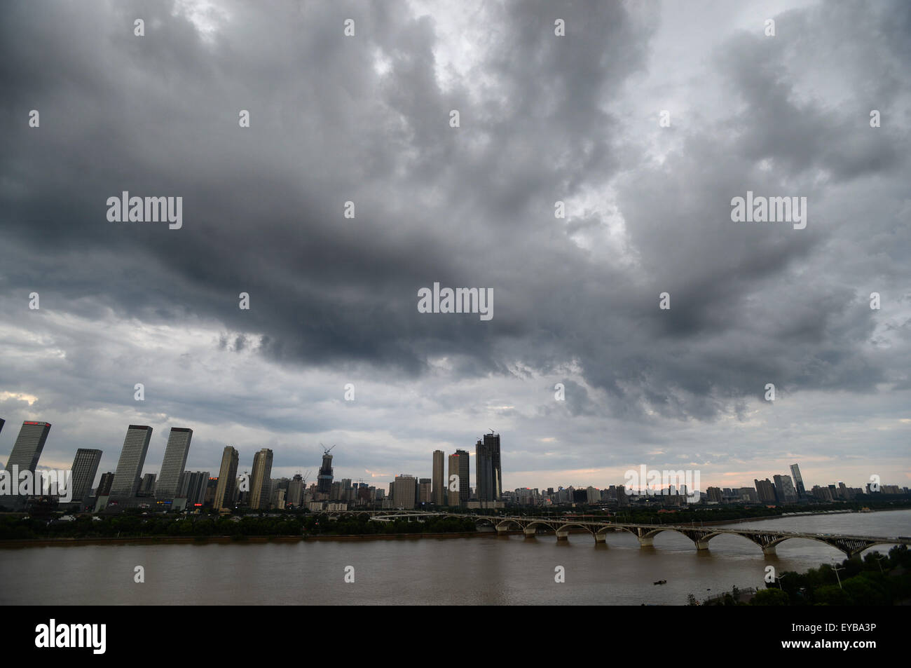 Changsha. 26 juillet, 2015. Photo prise le 26 juillet 2015 montre les nuages au-dessus de la ville de Changsha, capitale de la province du Hunan en Chine centrale. Un solide coup de temps convectif Changsha le dimanche. © longtemps Hongtao/Xinhua/Alamy Live News Banque D'Images