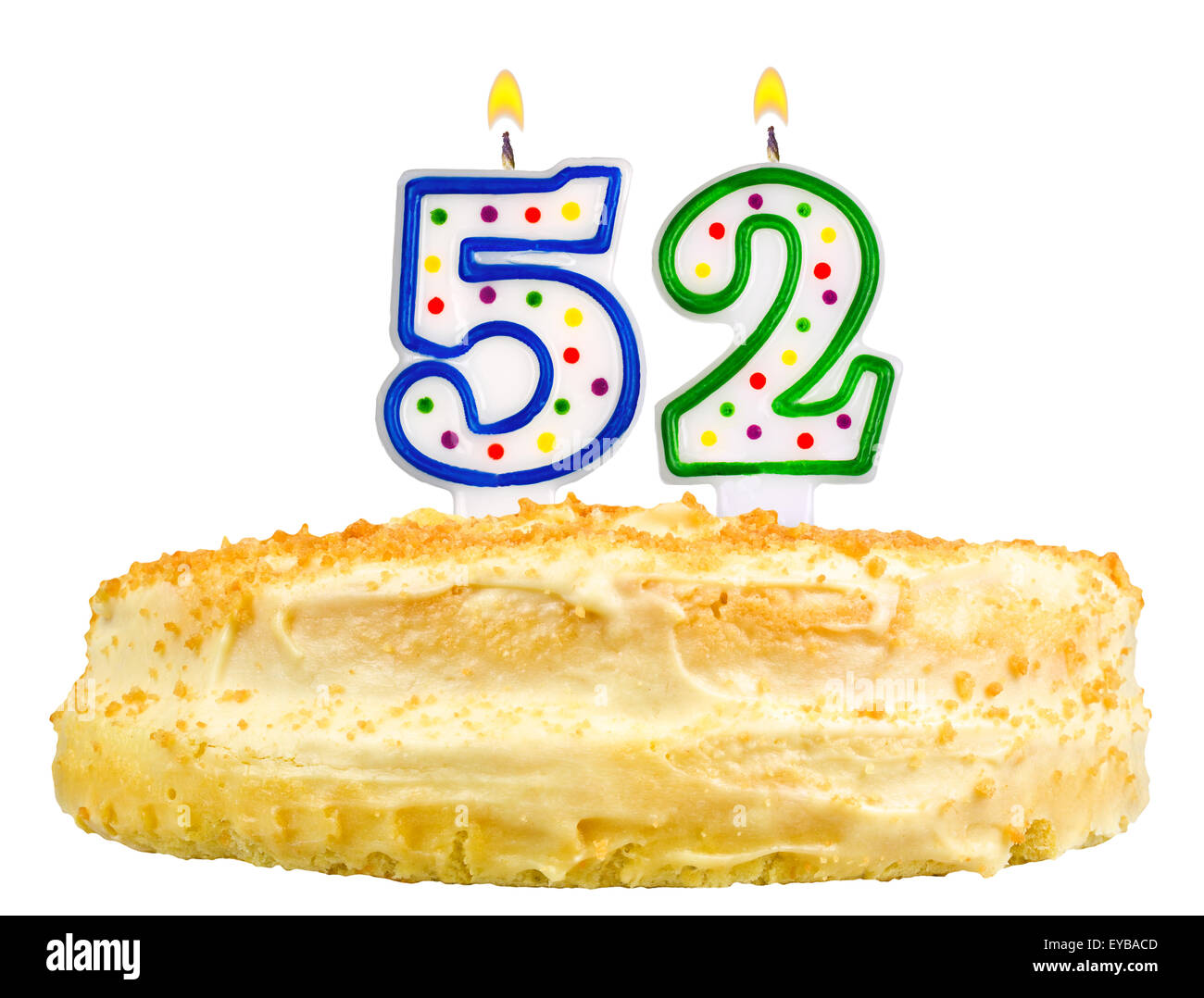 Gâteau d'anniversaire avec des bougies nombre cinquante deux isolé sur fond blanc Banque D'Images