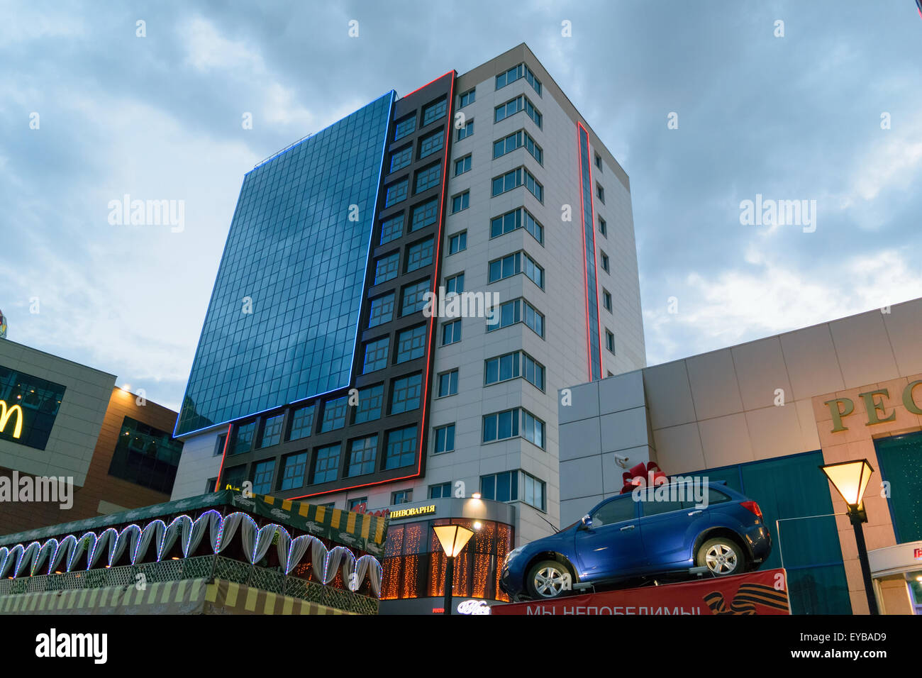 L'hôtel 5 étoiles, un complexe touristique multifonctionnel "egaGRINN» à Orel (Russie) contre le ciel du soir. Banque D'Images