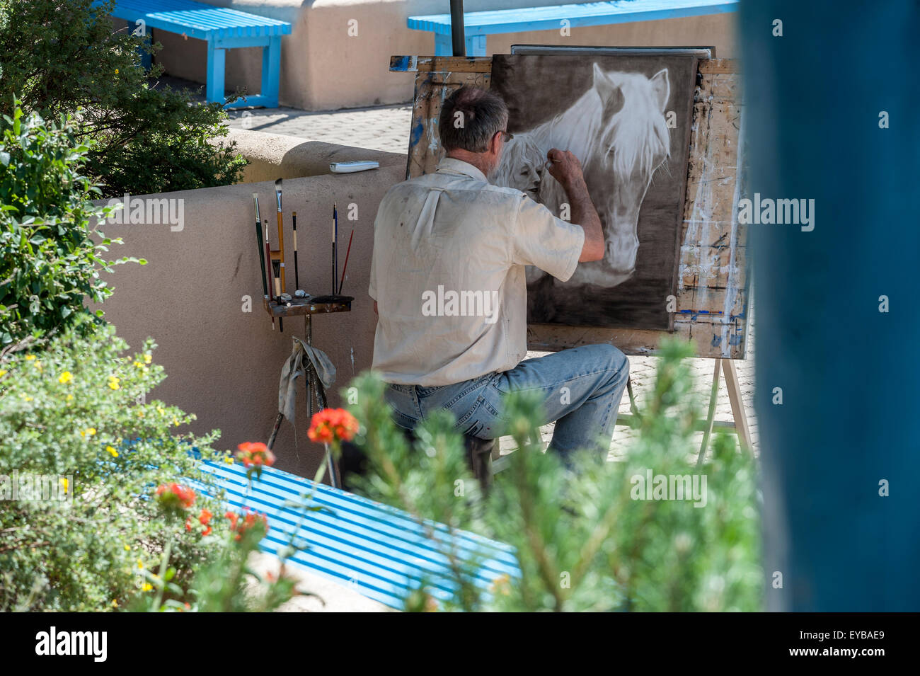 Fine Artist painting in Taos Plaza. Le Nouveau Mexique. USA Banque D'Images