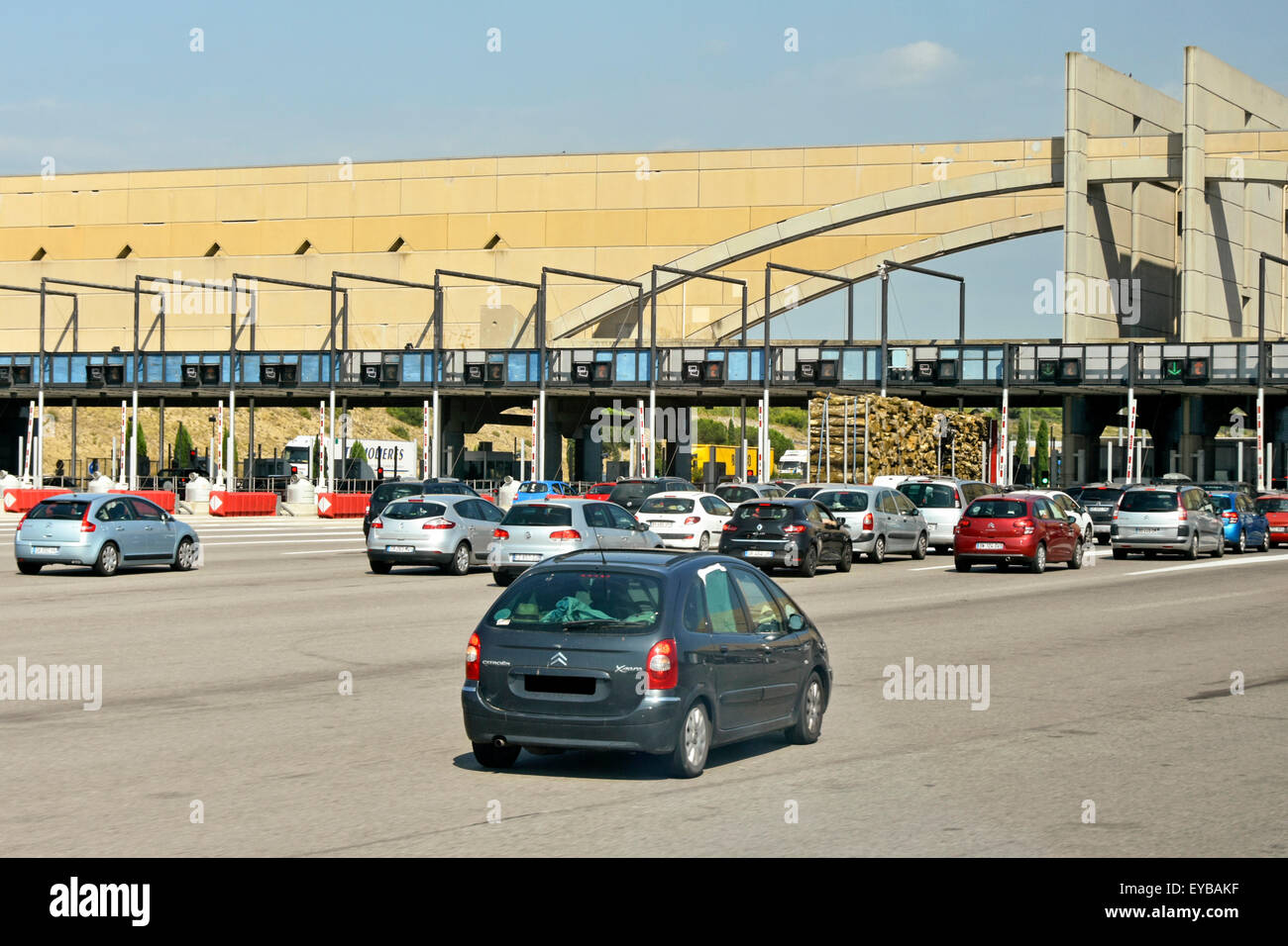 La France d'autoroute voitures arrivant à péage typique sur l'Autoroute de la route au soleil en Provence Sud de la France Europe Banque D'Images