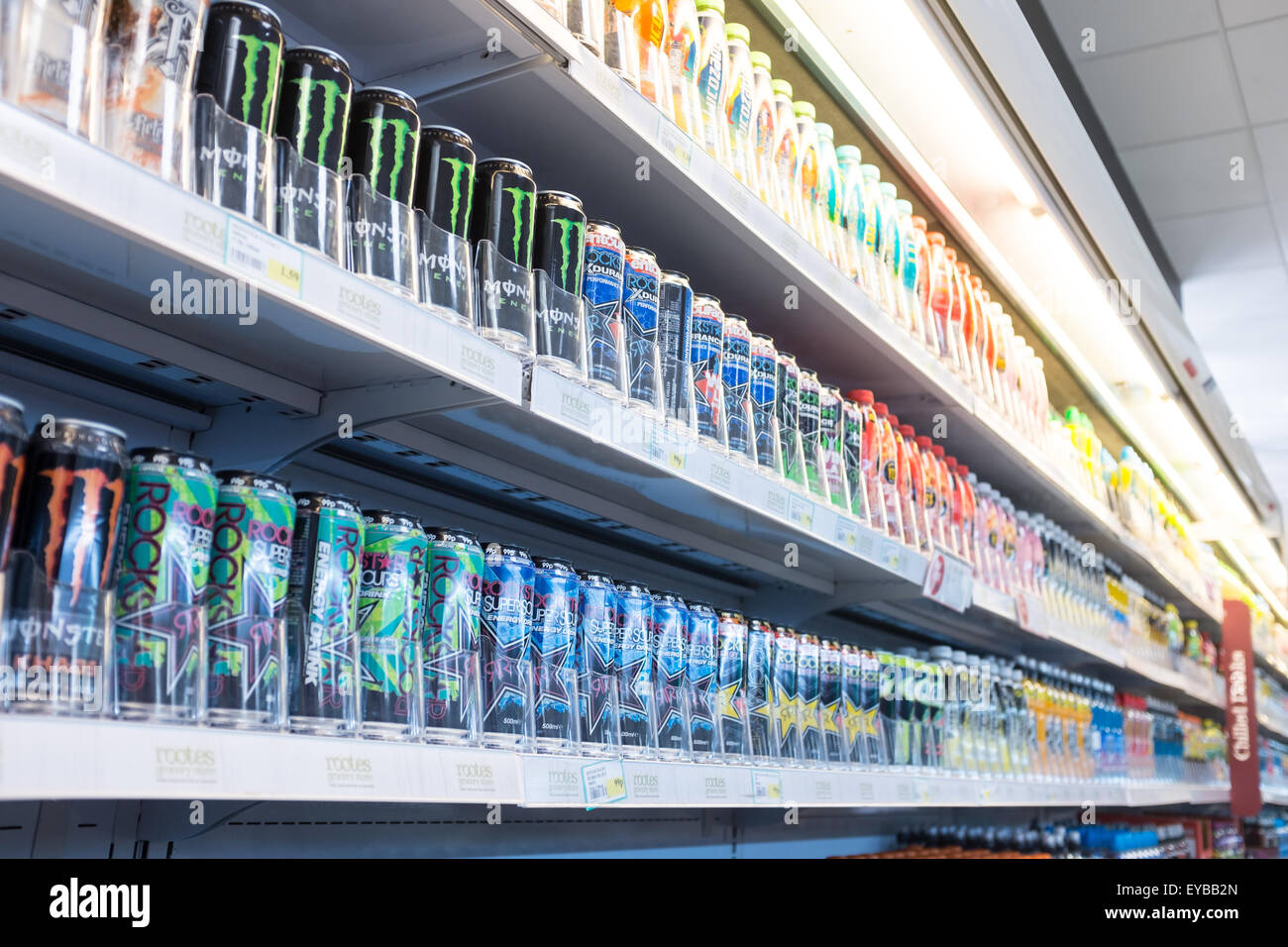 Réfrigérateurs supermarché affichant une gamme de boissons gazeuses sucrées Banque D'Images