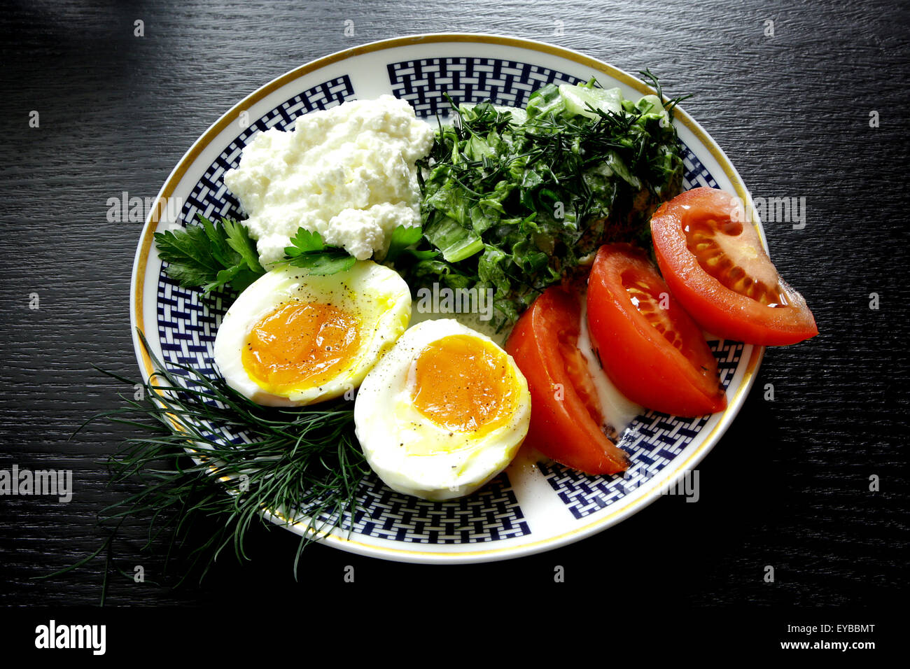 Ethnique classique avec petit-déjeuner végétarien salade d'oeufs durs et les tomates pâte mini Banque D'Images