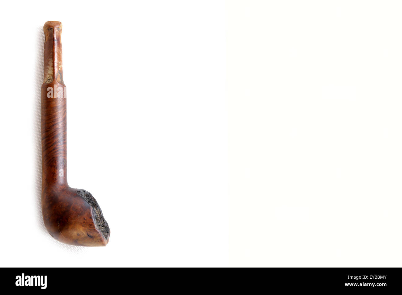 Vintage tobacco smoking pipe faite de bois de cerisier sur fond blanc Banque D'Images