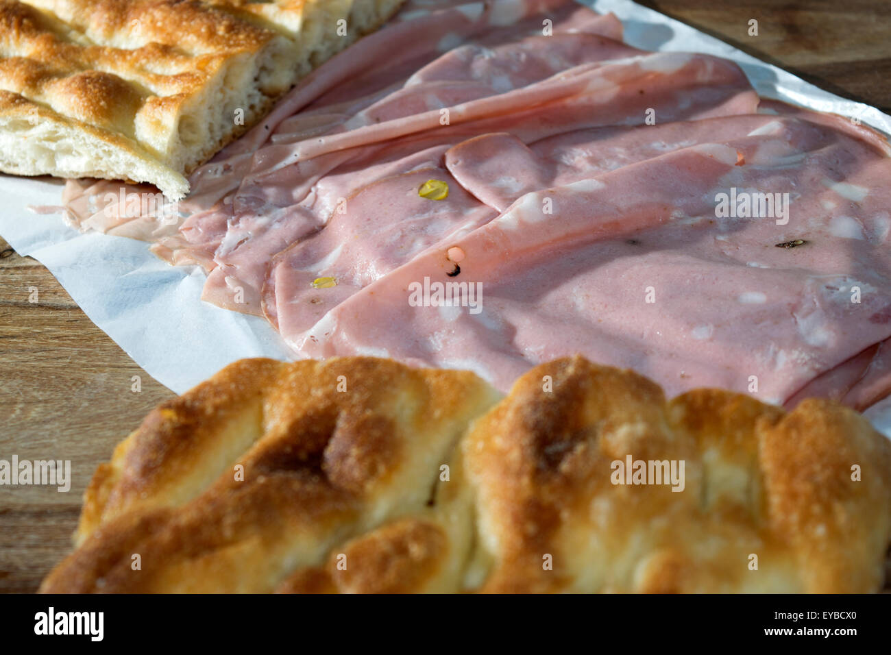 Pizza blanche à remplissage de mortadelle spécialité typique de Rome en Italie Banque D'Images