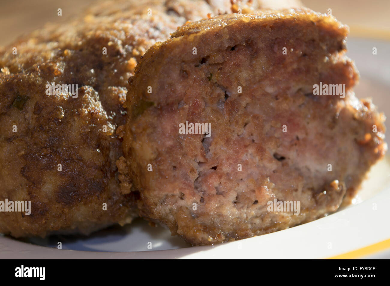 Pain de viande de boeuf classique avec des herbes et des légumes et de la sauce Banque D'Images