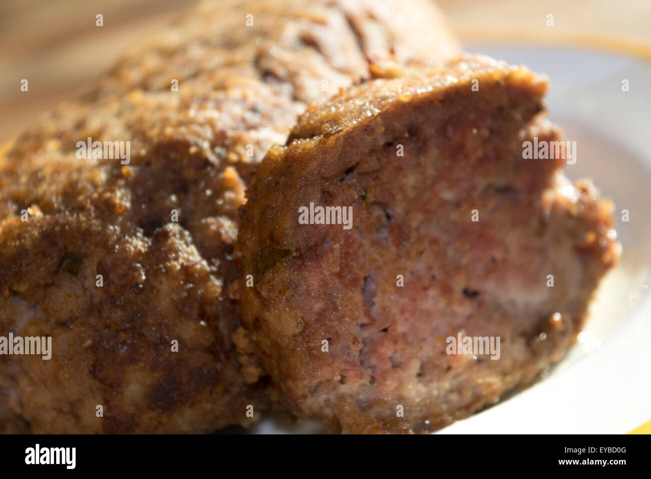 Pain de viande de boeuf classique avec des herbes et des légumes et de la sauce Banque D'Images