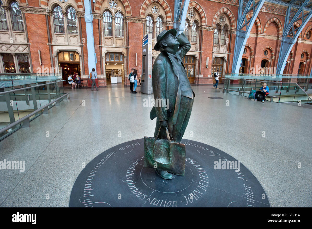 Une statue de John Betjeman dans le grand hall de l'ancien chemin de fer intérieur à St Pancras International. Banque D'Images