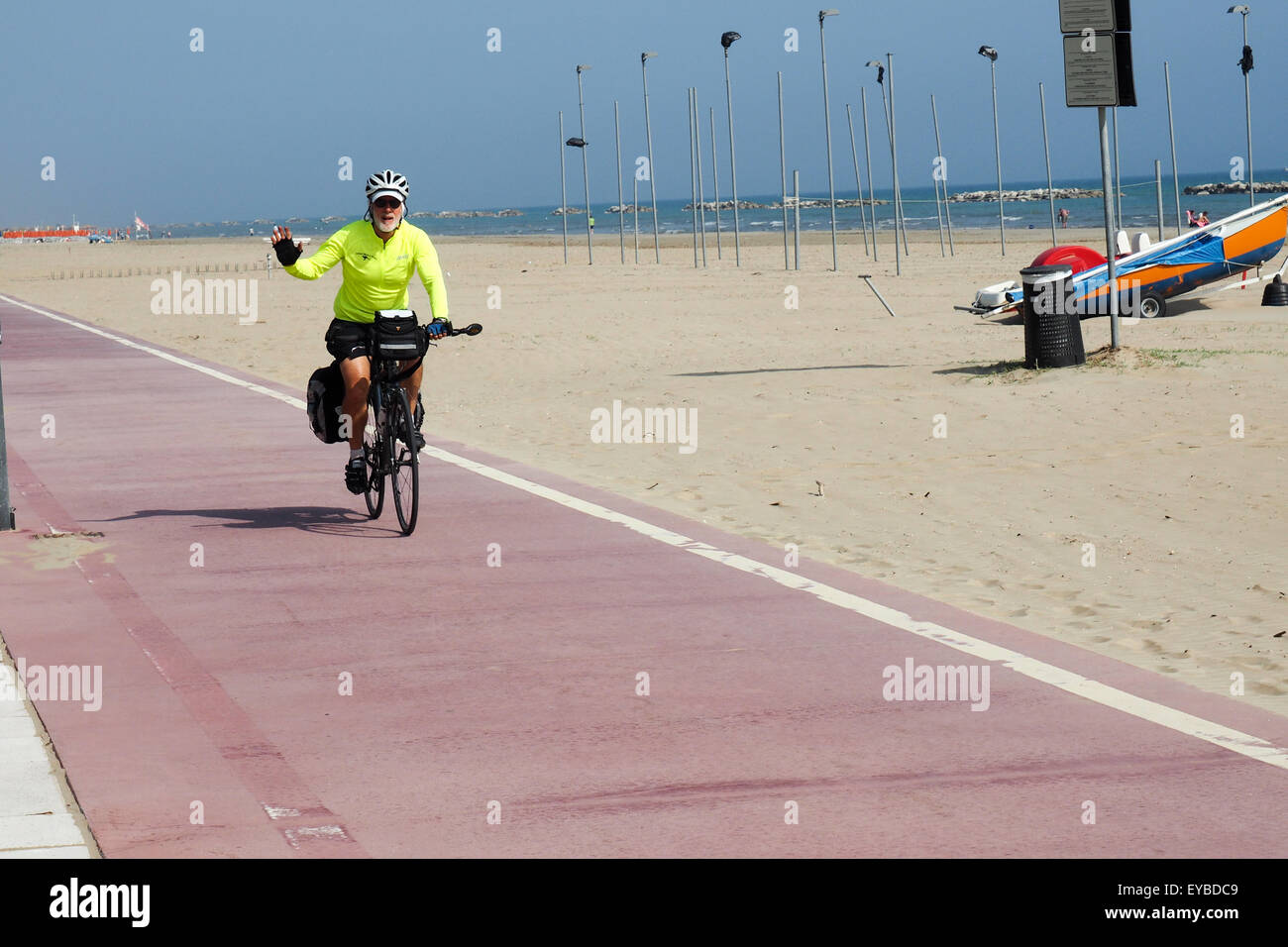 Randonnée vélo cycliste sur une piste cyclable sur la plage. Banque D'Images