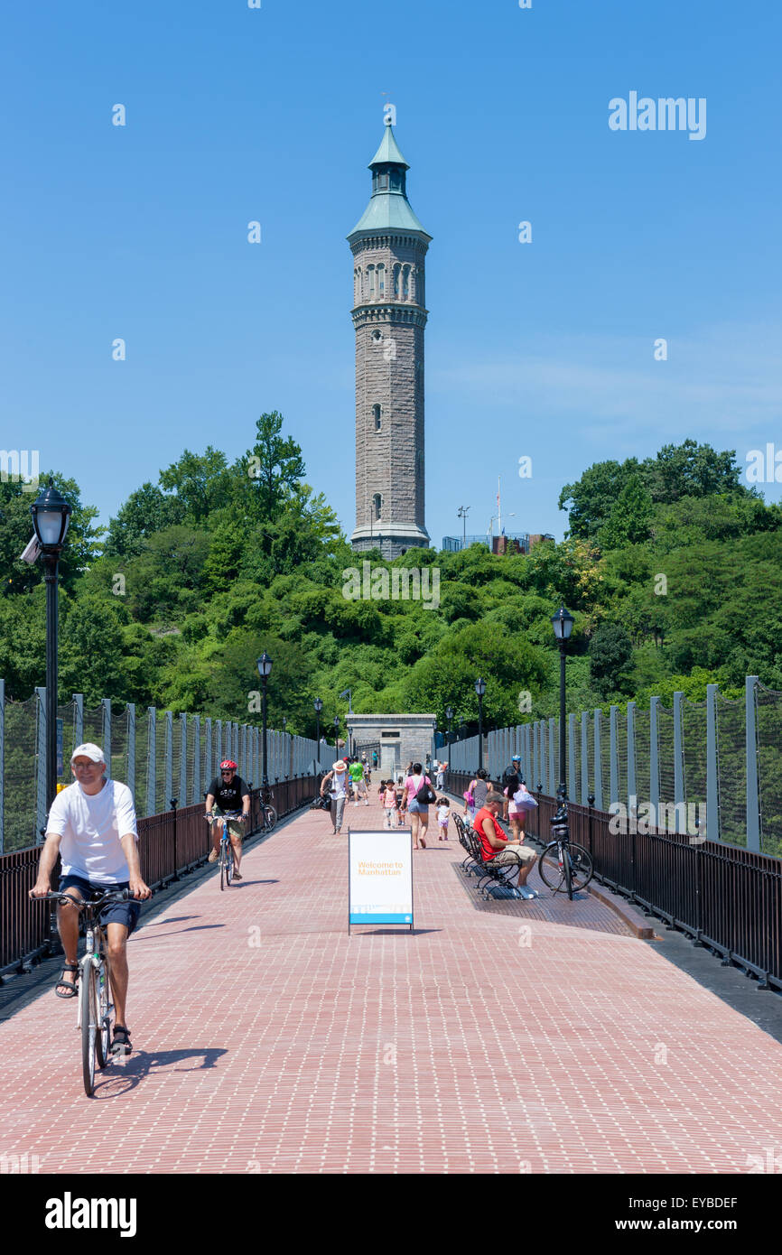 Les gens profiter de la vue sur le haut pont menant à la tour d'eau à Highbridge Park à Manhattan à New York City. Banque D'Images