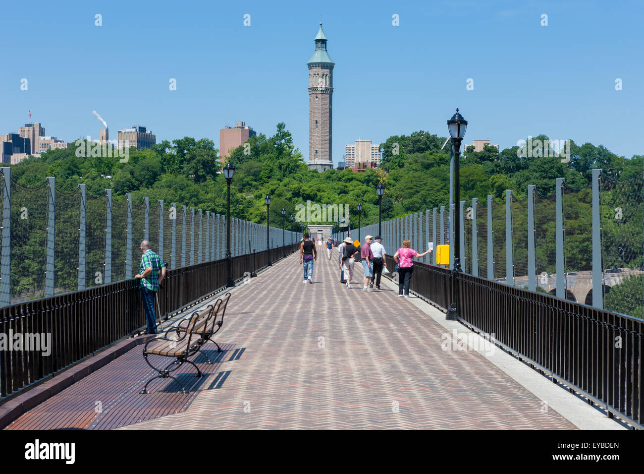 Les gens profiter de la vue sur le haut pont menant à la tour d'eau à Highbridge Park à Manhattan à New York City. Banque D'Images