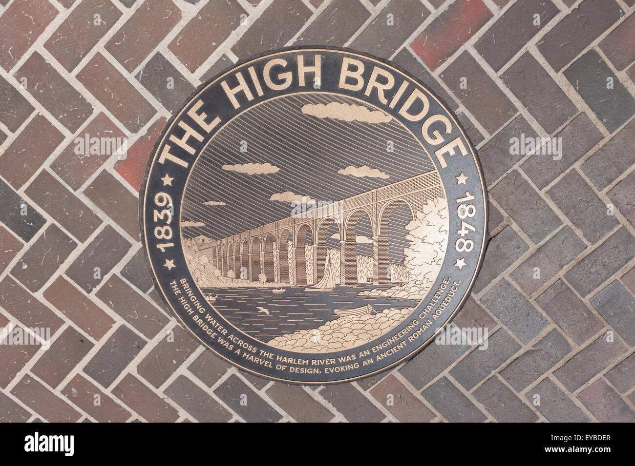 Médaille de bronze dans l'allée du haut pont reliant Manhattan avec le Bronx sur la rivière Harlem à New York. Banque D'Images