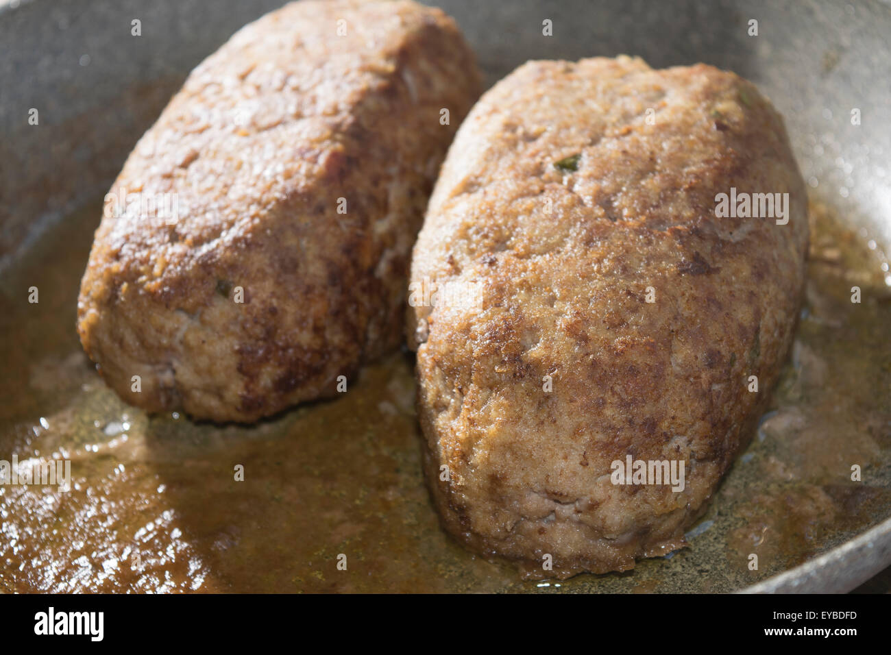 Pain de viande de boeuf traditionnel avec des herbes et des légumes et de la sauce Banque D'Images