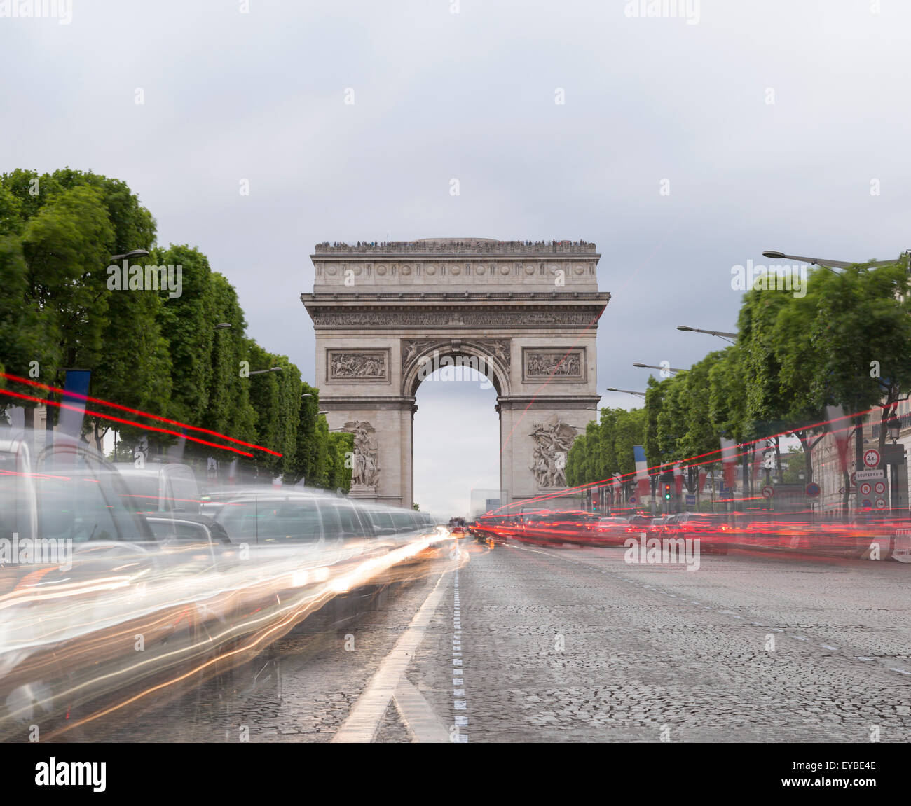 L'Arc de Triomphe à Paris, France avec légèreté dans des véhicules. Banque D'Images