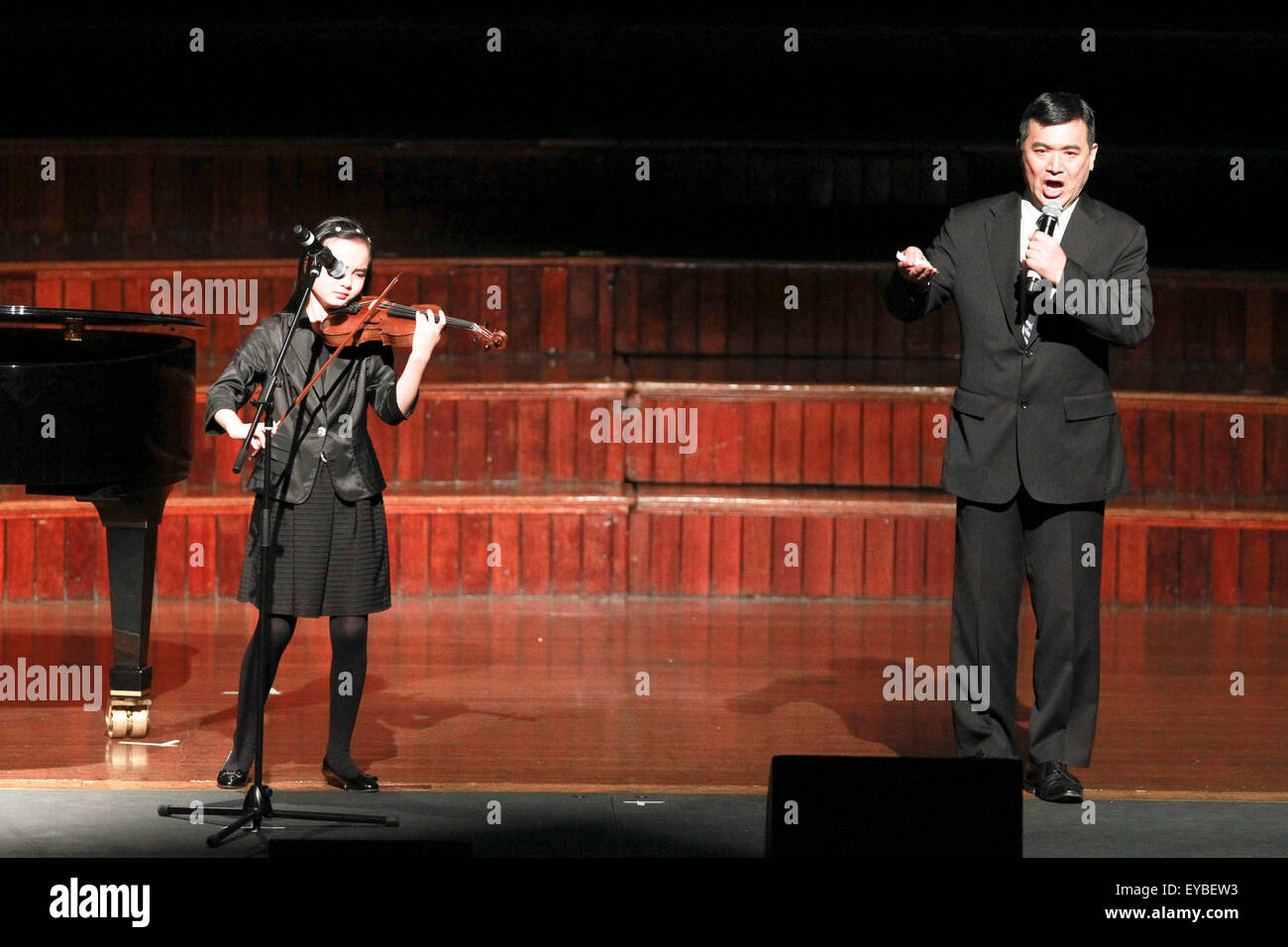 (150726) -- SYDNEY, le 26 juillet 2015(Xinhua) -- Un acteur déclame des poèmes accompagnés au violon lors d'une soirée concert pour commémorer le 70e anniversaire de la victoire dans la guerre du peuple chinois de la résistance contre l'agression japonaise et de la victoire de la guerre antifasciste mondiale, à l'hôtel de ville de Sydney, Australie, le 26 juillet 2015. (Xinhua/Jin Linpeng)(l'azp) Banque D'Images