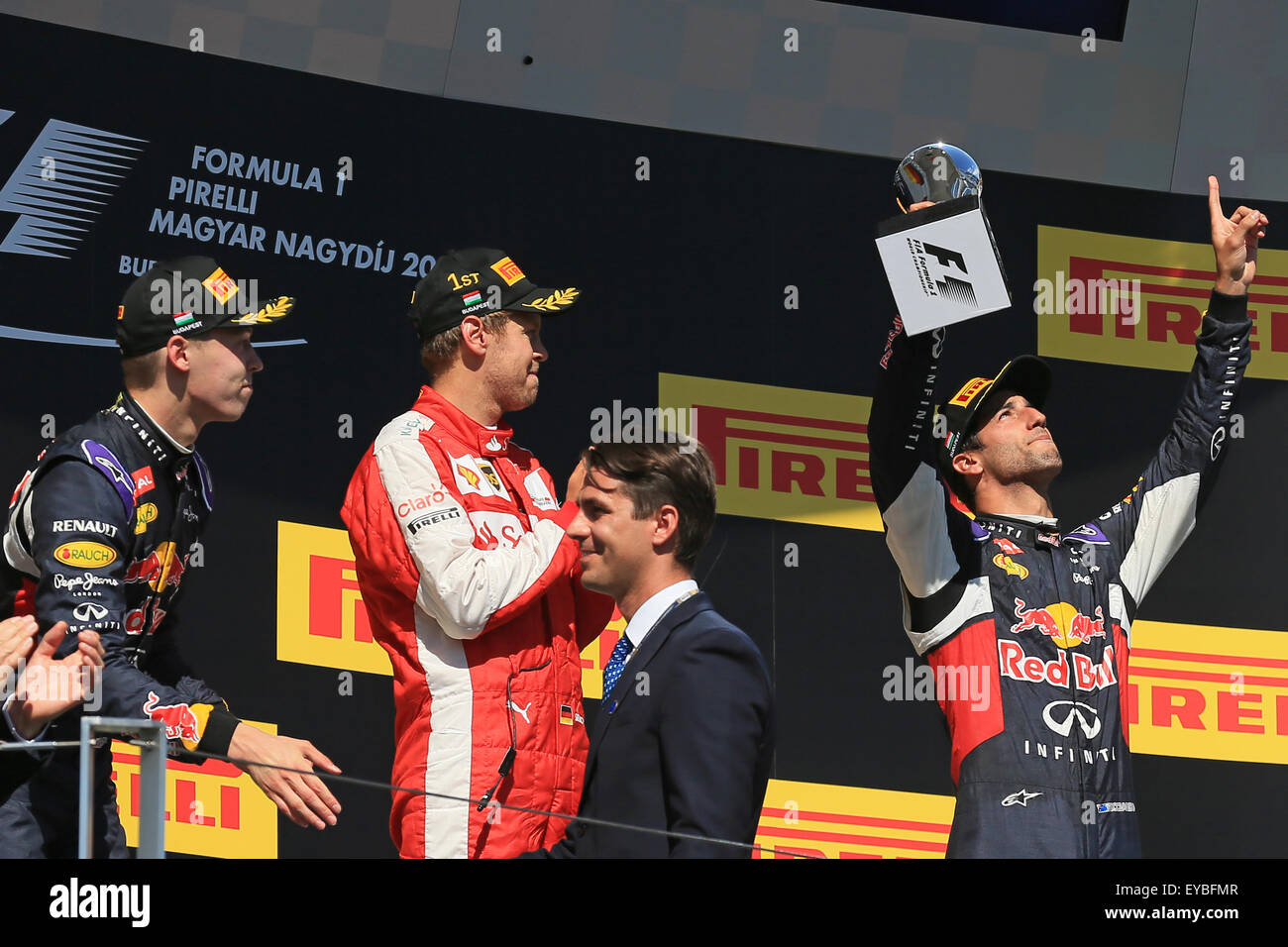 Hungaroring, Budapest, Hongrie. 26 juillet, 2015. FIA Formula 1 Grand Prix de Hongrie. Jour de la course. Photo de Podium Sebastian Vettel Scuderia Ferrari sur la plus haute marche du podium de l'avant du véhicule Infiniti Red Bull Racing driver Daniil Kvyat et Daniel Ricciardo qui pointe vers le ciel pour son ami Jules Bianchi © Plus Sport Action/Alamy Live News Banque D'Images