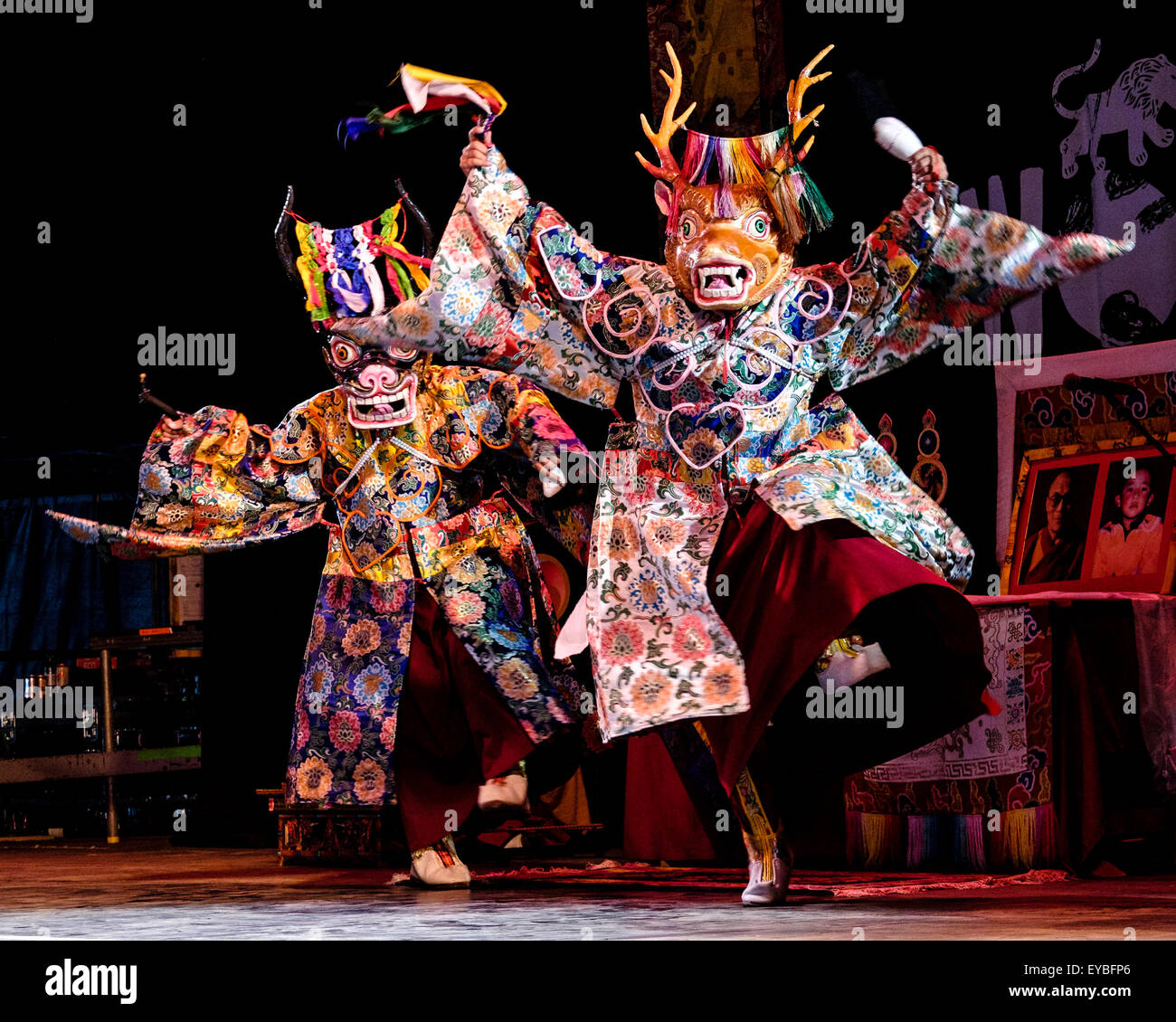 Tashi Lhunpo Monks sur la scène du monde (WOMAD de la musique, des arts et de la danse) à Charlton Park le 26/07/2015 à Charlton Park, Malmesbury. Les moines tibétains apportent un éclairage sur le monde de la musique tibétaine et la danse sacrée. Fondée par le premier Dalaï-Lama au 15ème siècle, le monastère de Tashi Lhunpo a été l'un des plus illustres du Tibet Bouddhiste de centres d'apprentissage, avec plus de 6 000 moines et étudiants. C'est le siège du Panchen Lama, deuxième en importance à Sa Sainteté le Dalaï Lama. À la suite de sa Sainteté le Dalaï Lama la fuite du Tibet, le monastère de Tashi Lhunpo a été rétabli en exil je Banque D'Images