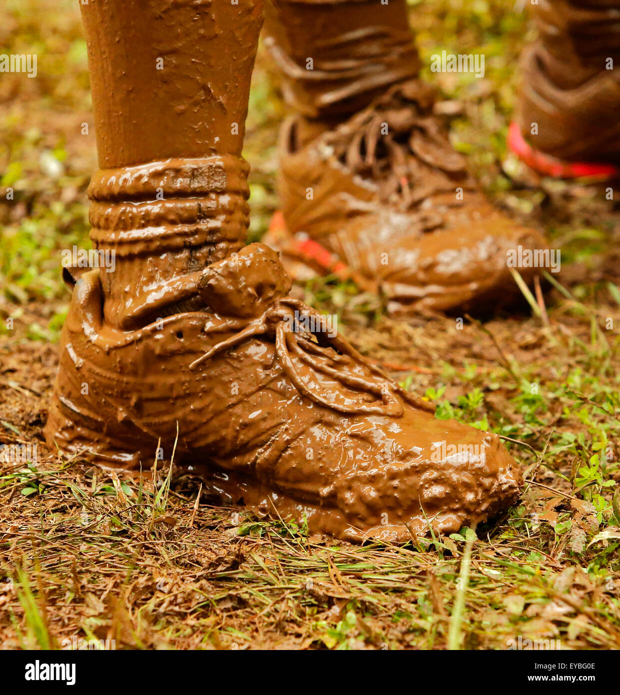 Les chaussures couvertes de boue et des chaussettes à la Mud Run pour coeur 25 juillet 2015, Waterford, Nouveau Brunswick, Canada. Banque D'Images