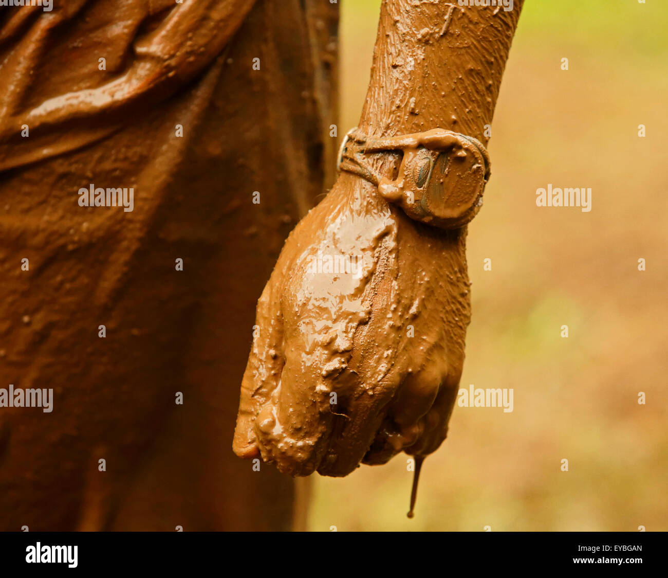Libre de boue-imbibé watch, mains et bras à la Mud Run pour coeur 25 juillet 2015, Waterford, Nouveau Brunswick, Canada. Banque D'Images