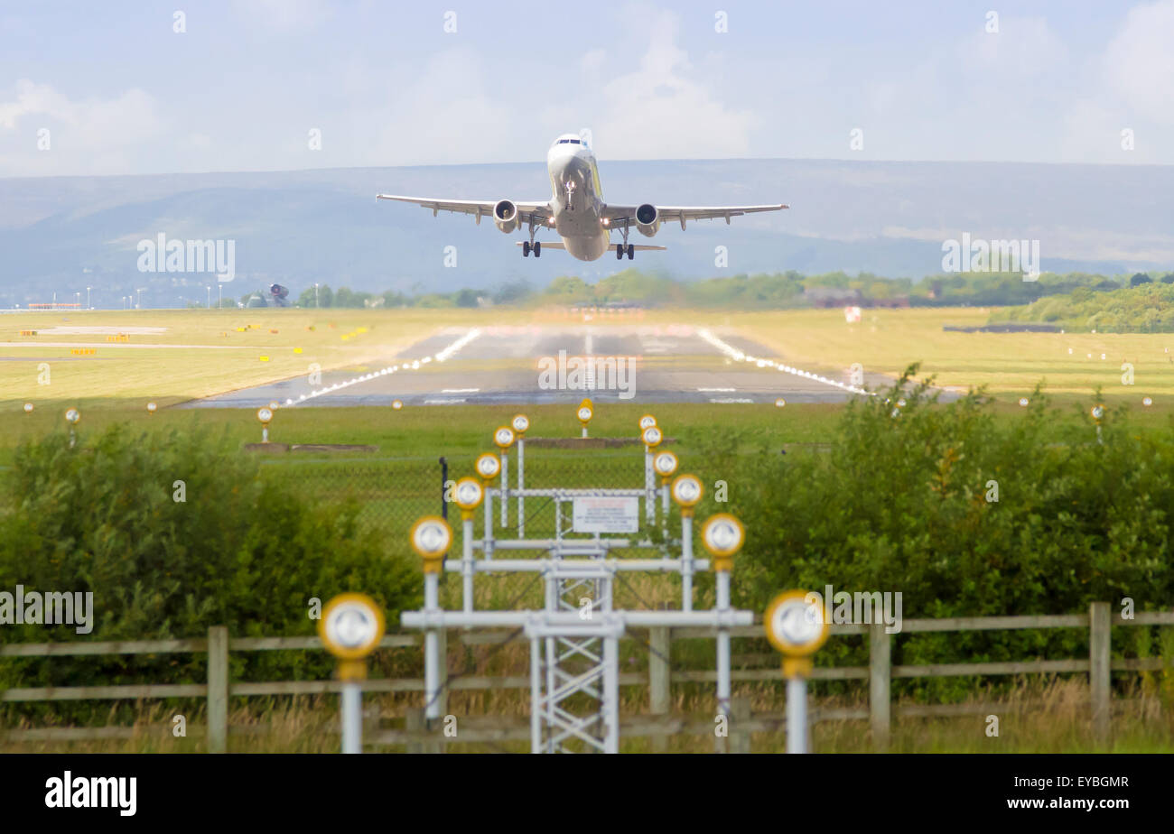 Avion au décollage ou l'atterrissage à l'aéroport de Manchester Banque D'Images