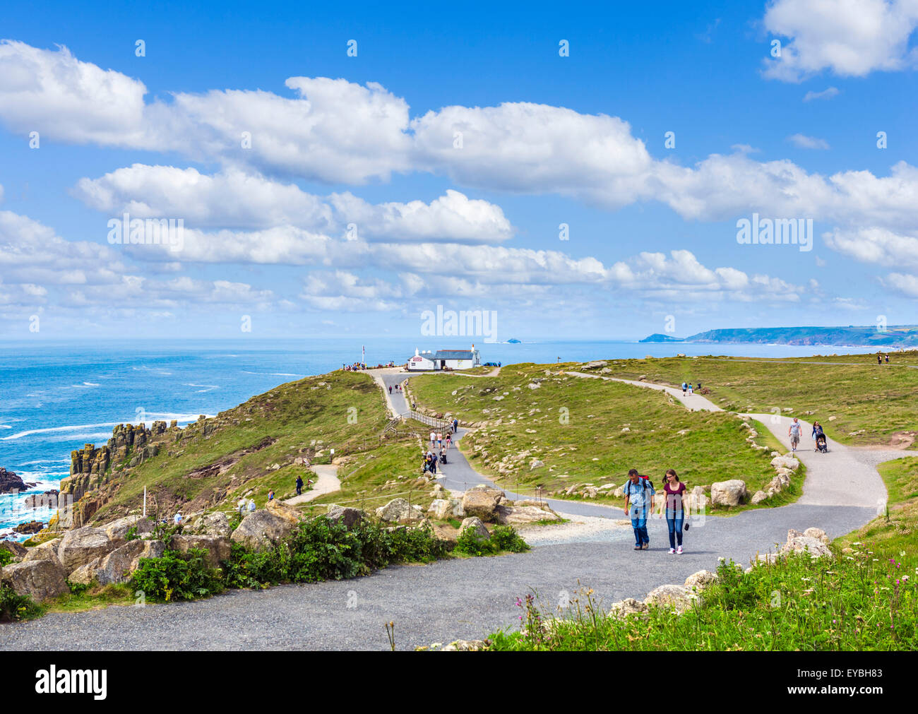 Vue vers la première et dernière maison, Land's End, Cornwall, England, UK Banque D'Images