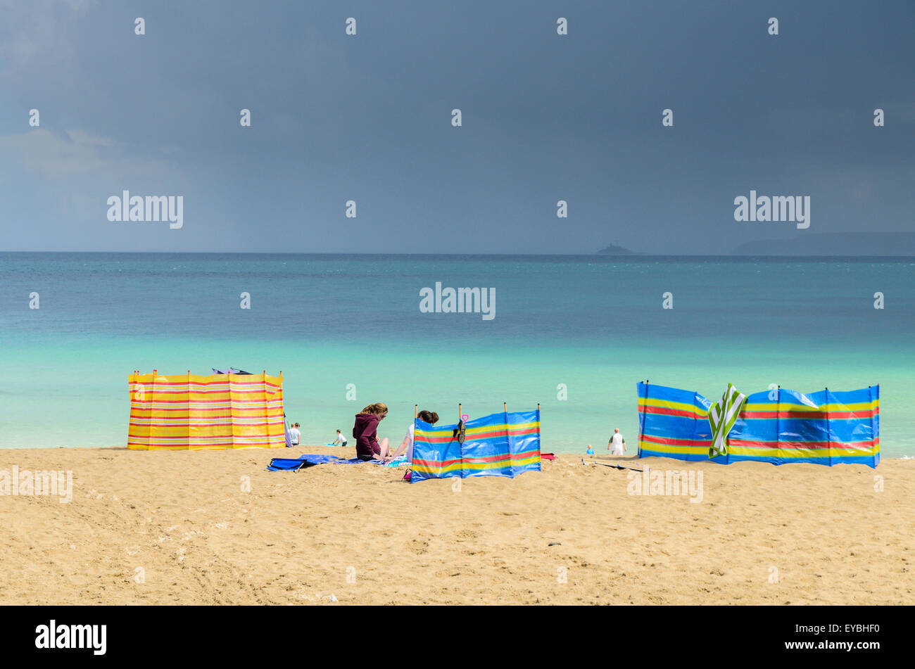 Les vacanciers sur Porthgwidden Beach, St Ives, Cornwall, UK, Europe. Banque D'Images