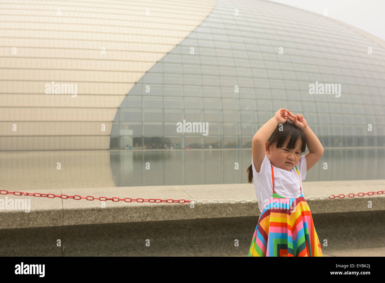 Jeune chinoise en face du Centre national des Arts de la scène (l'oeuf d'oiseau), Beijing, Chine - Juillet 2015 Banque D'Images