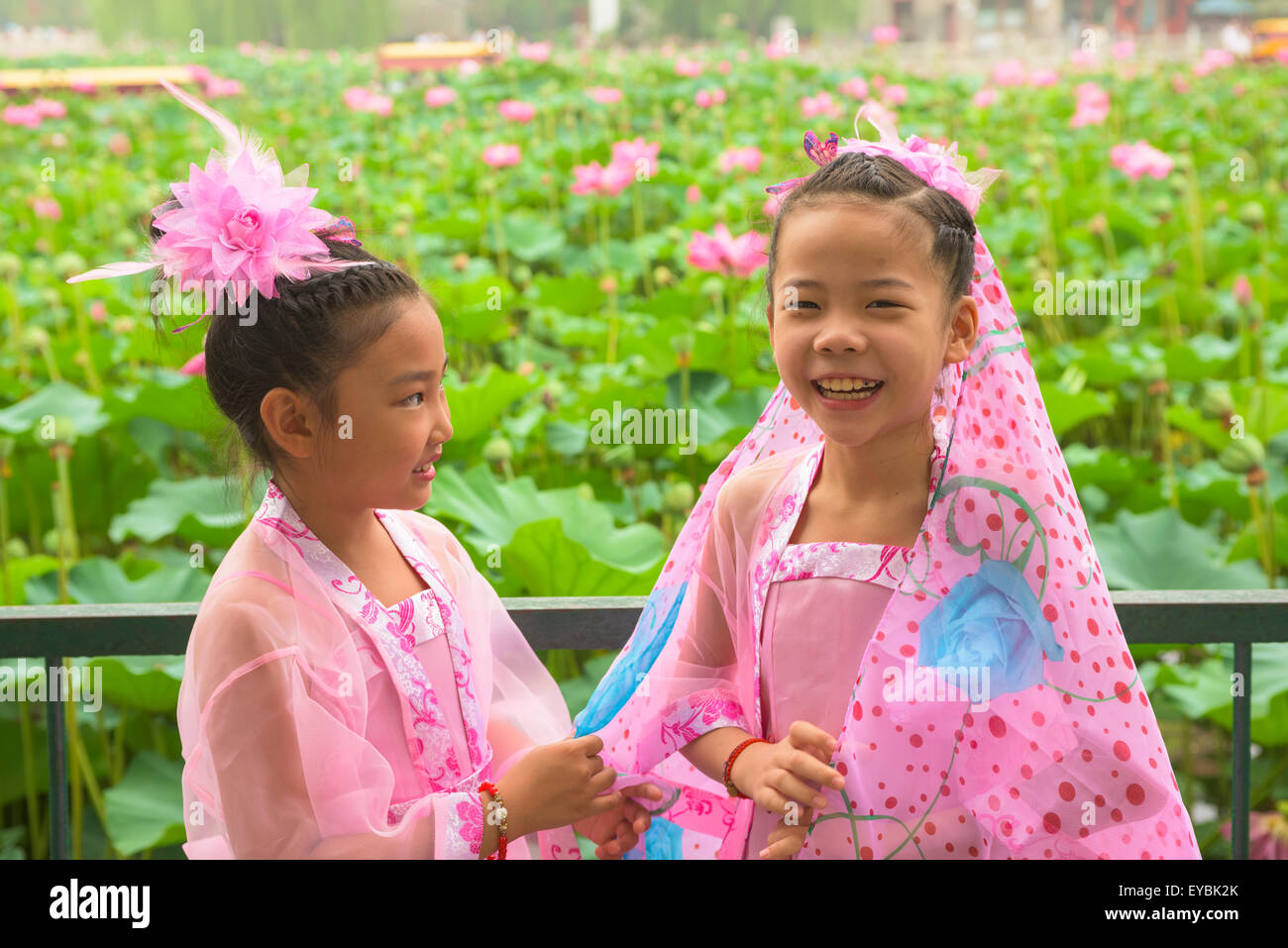 Les jeunes filles habillés pour l'occasion spéciale sur la visite à Beijing Bei Hai Park, Juillet 2015 Banque D'Images