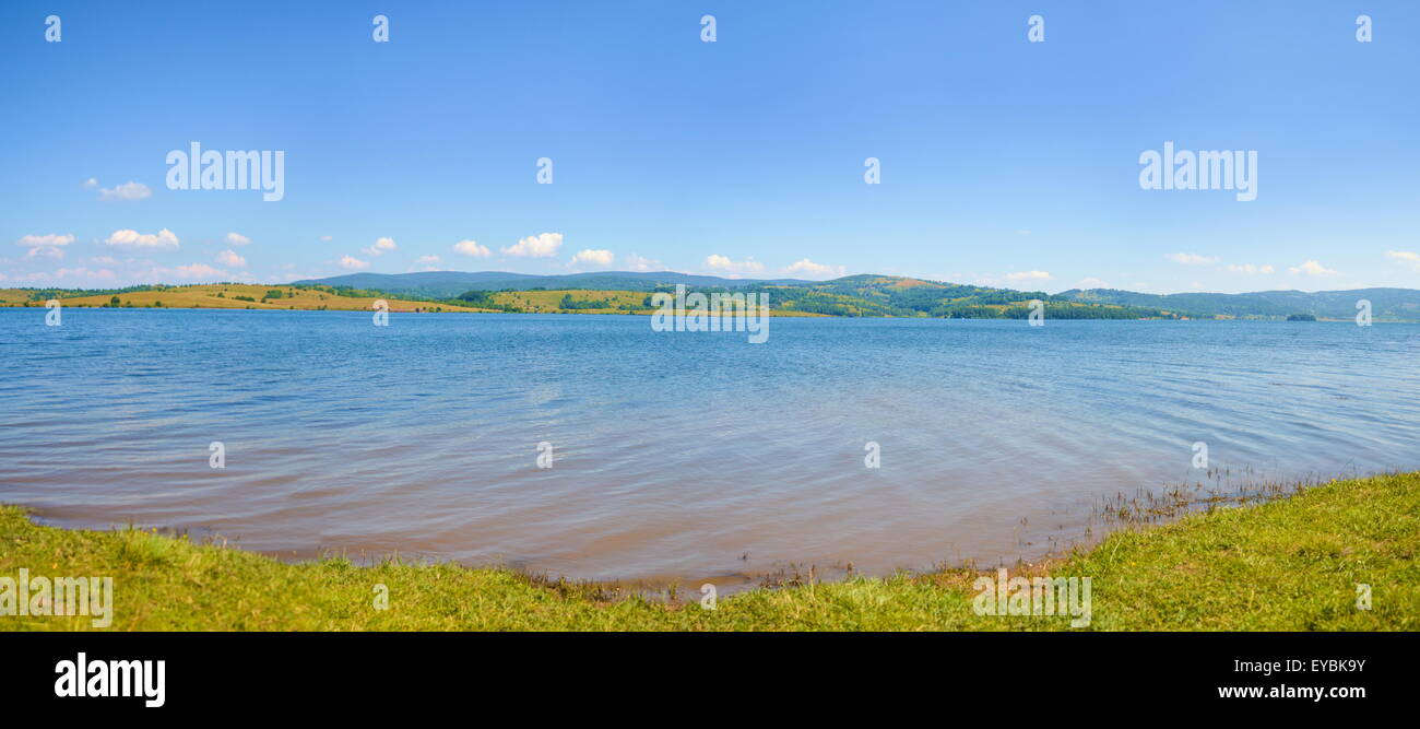 Vue panoramique sur le lac sur une journée ensoleillée Banque D'Images