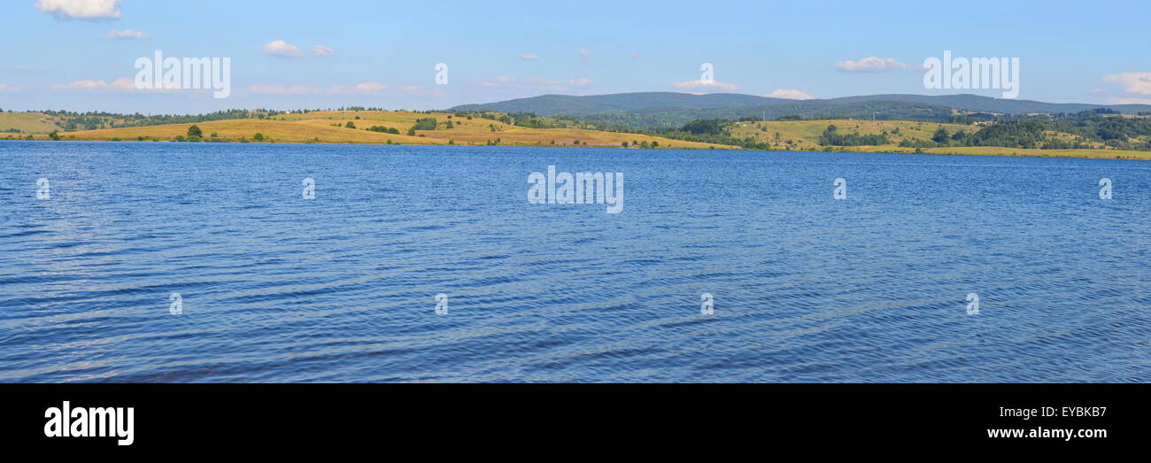 Vue panoramique sur le lac sur une journée ensoleillée Banque D'Images