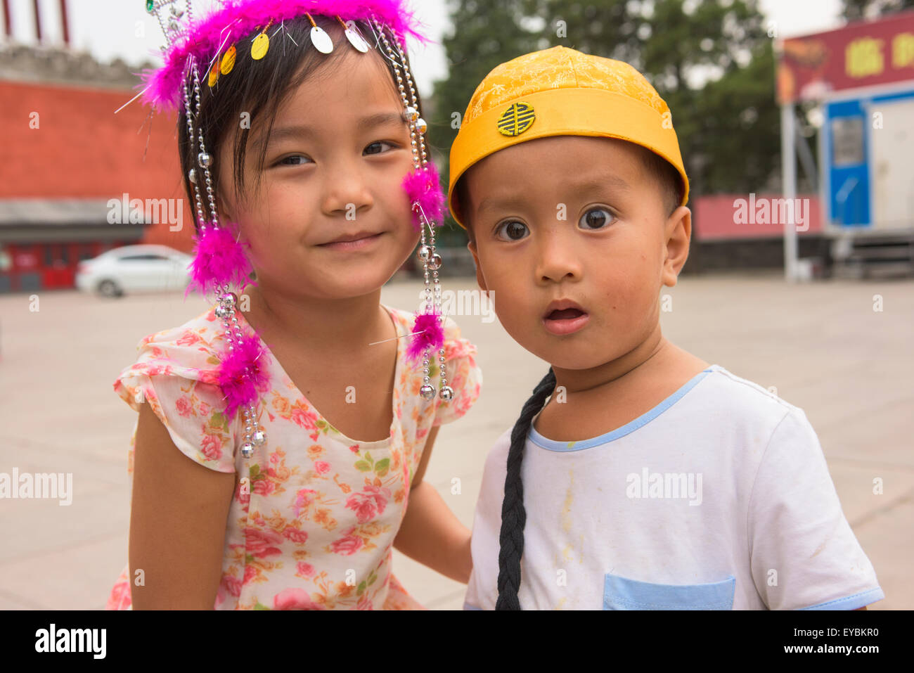 Frère et sœur s'habille pour big day-out dans la Cité Interdite, Pékin, Chine - Juillet 2015 Banque D'Images