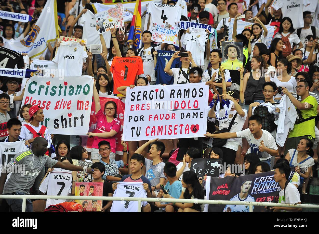 26 juillet 2015 - Guangzhou, Chine - Chinois fans du Real Madrid real Madrid au cours de la session de formation au stade de Tianhe à Guangzhou, Chine du Sud. (Crédit Image : © Marcio Machado via Zuma sur le fil) Banque D'Images