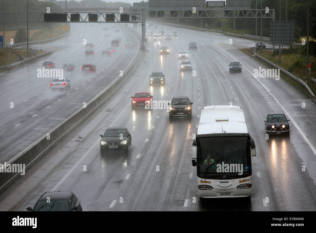 Underwood, J27, Dorset, UK. 26 juillet, 2015. Le piètre état des routes, de l'averse lourde devrait durer tout au long de cette soirée et dans la nuit de l'autre côté de l'East Midlands . Credit : IFIMAGE/Alamy Live News Banque D'Images