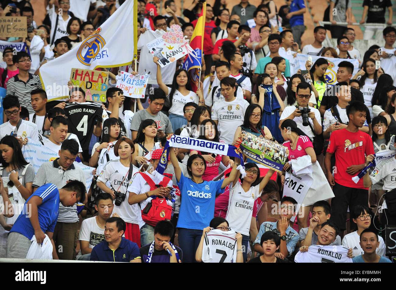 26 juillet 2015 - Guangzhou, Chine - Chinois fans du Real Madrid real Madrid au cours de la session de formation au stade de Tianhe à Guangzhou, Chine du Sud. (Crédit Image : © Marcio Machado via Zuma sur le fil) Banque D'Images