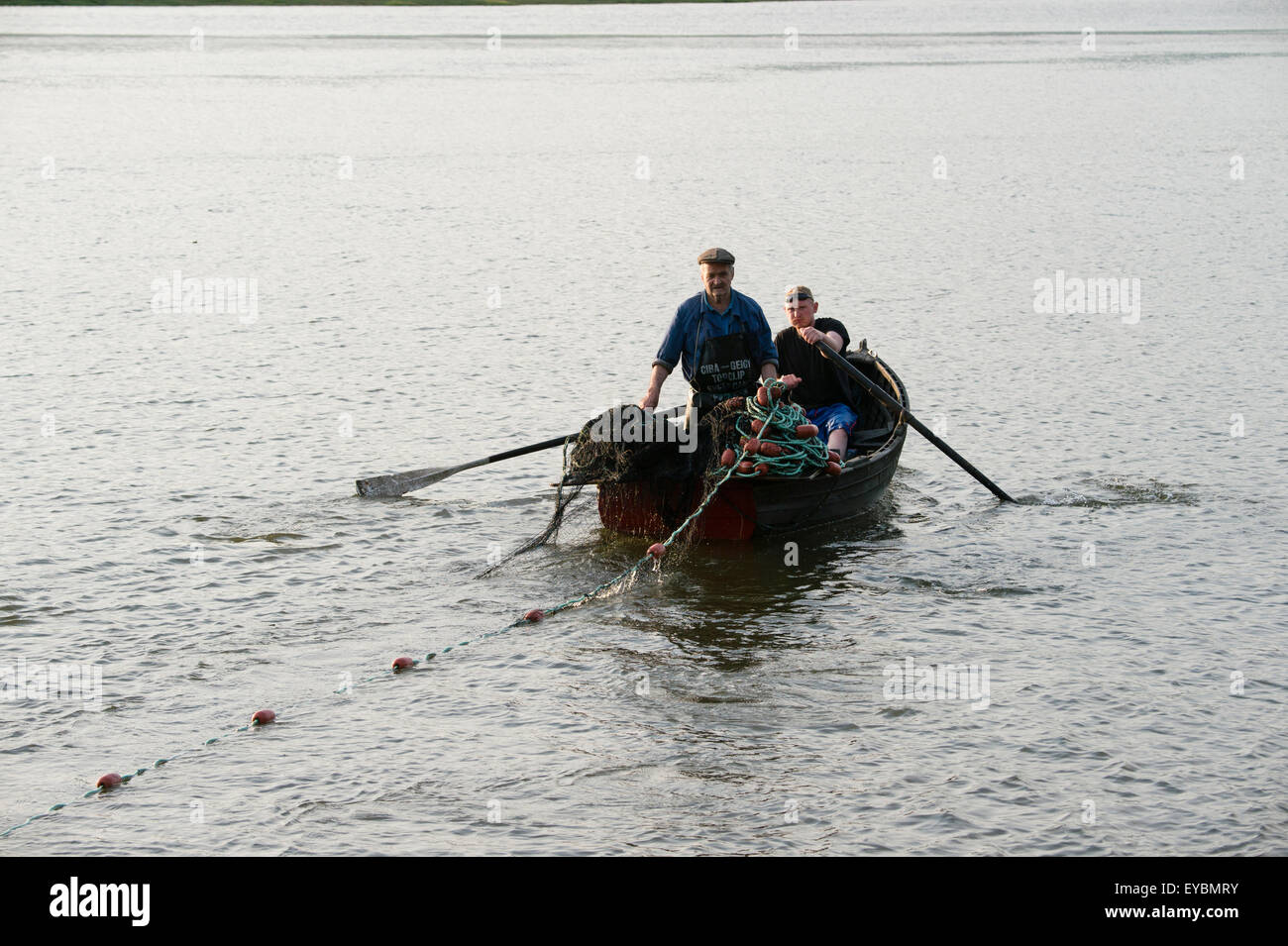 Sur le filet maillant Senne Dyfi : pêcheurs autorisés dans un petit bateau à rames à l'aide du traditionnel 'seine' compensation techniques pour pêcher le saumon et de sewin au crépuscule et à marée haute sur la rivière Dyfi , Ceredigion, pays de Galles UK Banque D'Images