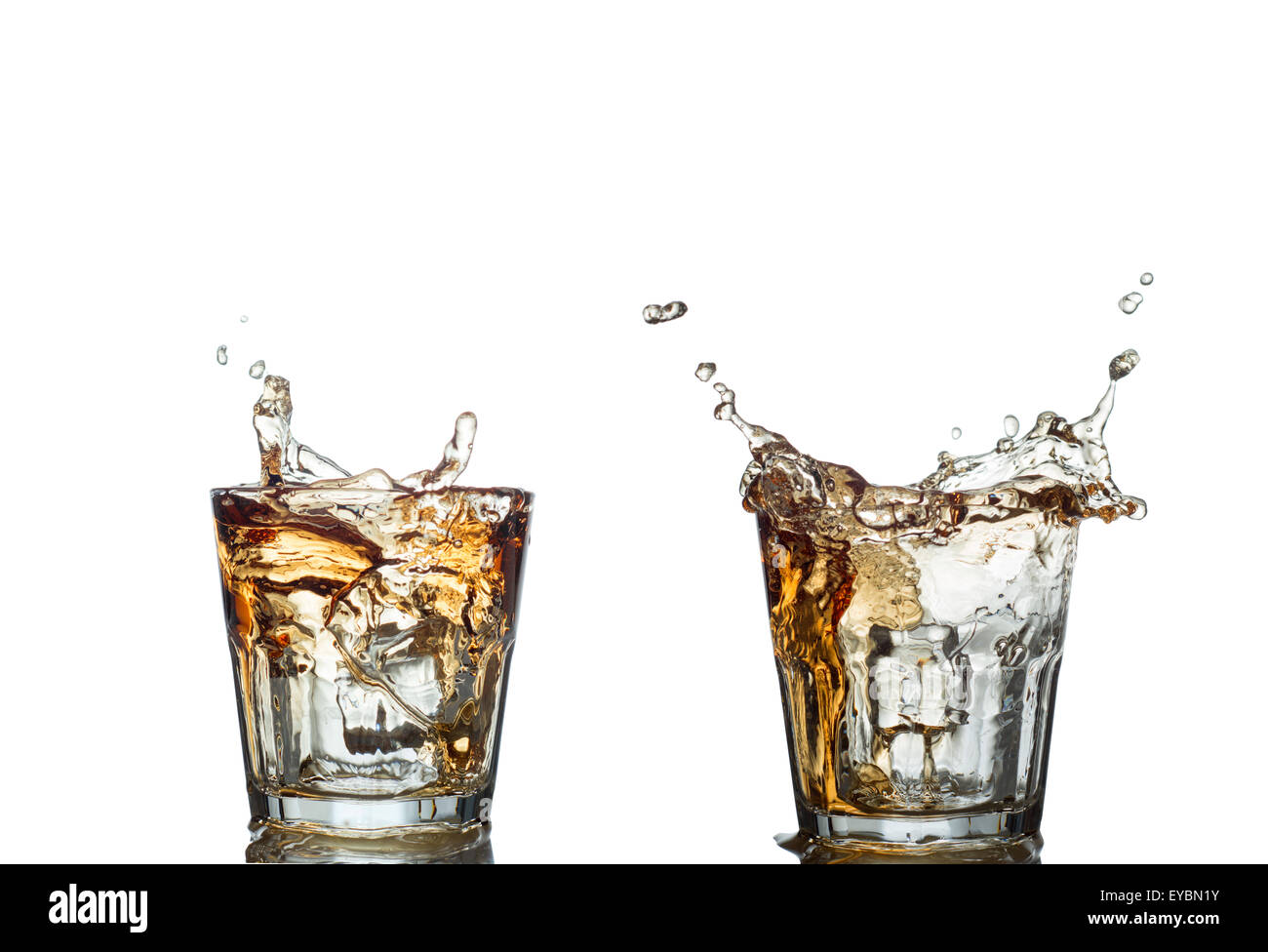 Splash de whisky avec de la glace osolated on white Banque D'Images