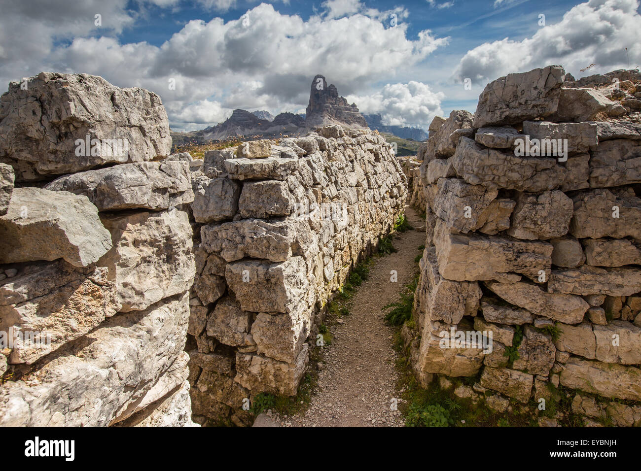 Rocky tranchées de première guerre mondiale sur le Monte Piana. Les Tre Cime di Lavaredo en arrière-plan. Les Dolomites de Sexten. Alpes italiennes. L'Europe. Banque D'Images