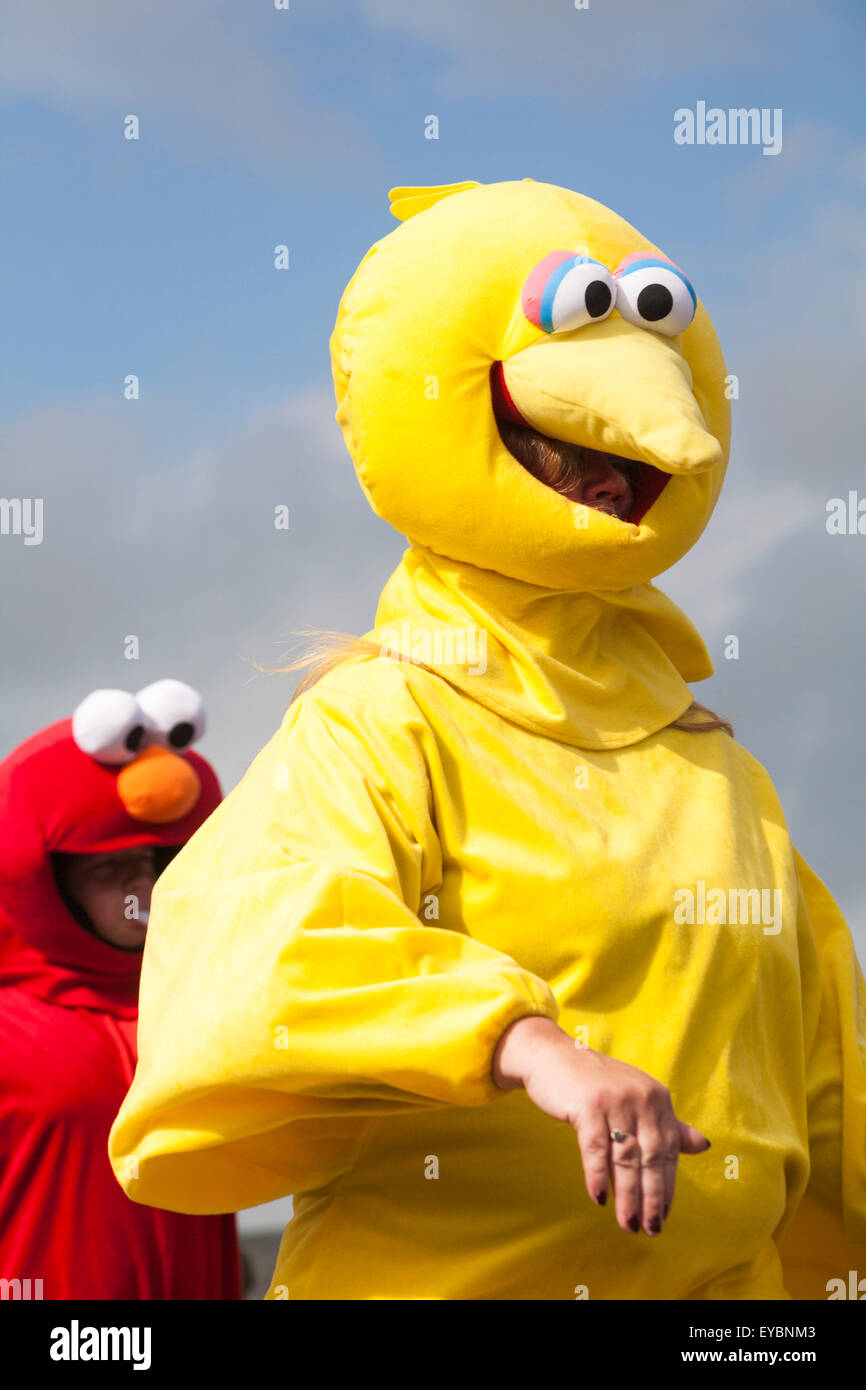 Swanage, Dorset UK 26 juillet 2015. Carnaval de Swanage Procession en juillet avec le thème de super-héros - personnages de Sesame Street Elmo et Big Bird Crédit : Carolyn Jenkins/Alamy Live News Banque D'Images