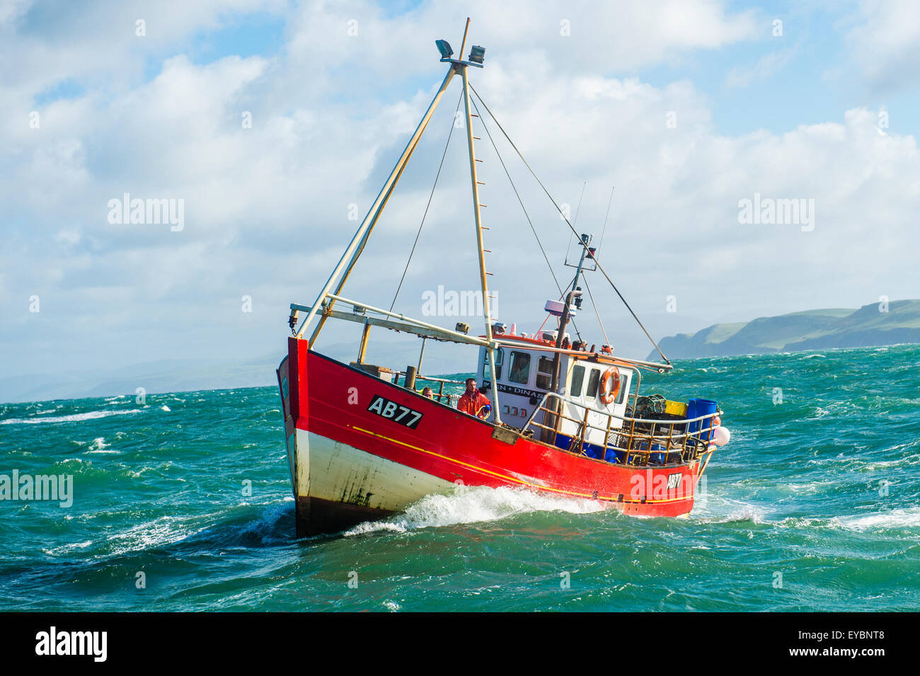 La pêche côtière dans la baie Cardigan : un petit bateau de pêche du homard et du crabe qui travaille à Aberystwyth, Ceredigion Harbour West Wales UK Banque D'Images