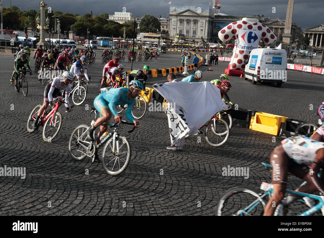 Paris, France. 26 juillet, 2015. Manifestant s'exécute en face de la Tour de France peleton lors du dernier tour de la dernière étape à Paris, France le 26 juillet 2015. Credit : Maurice Savage/Alamy Live News Banque D'Images