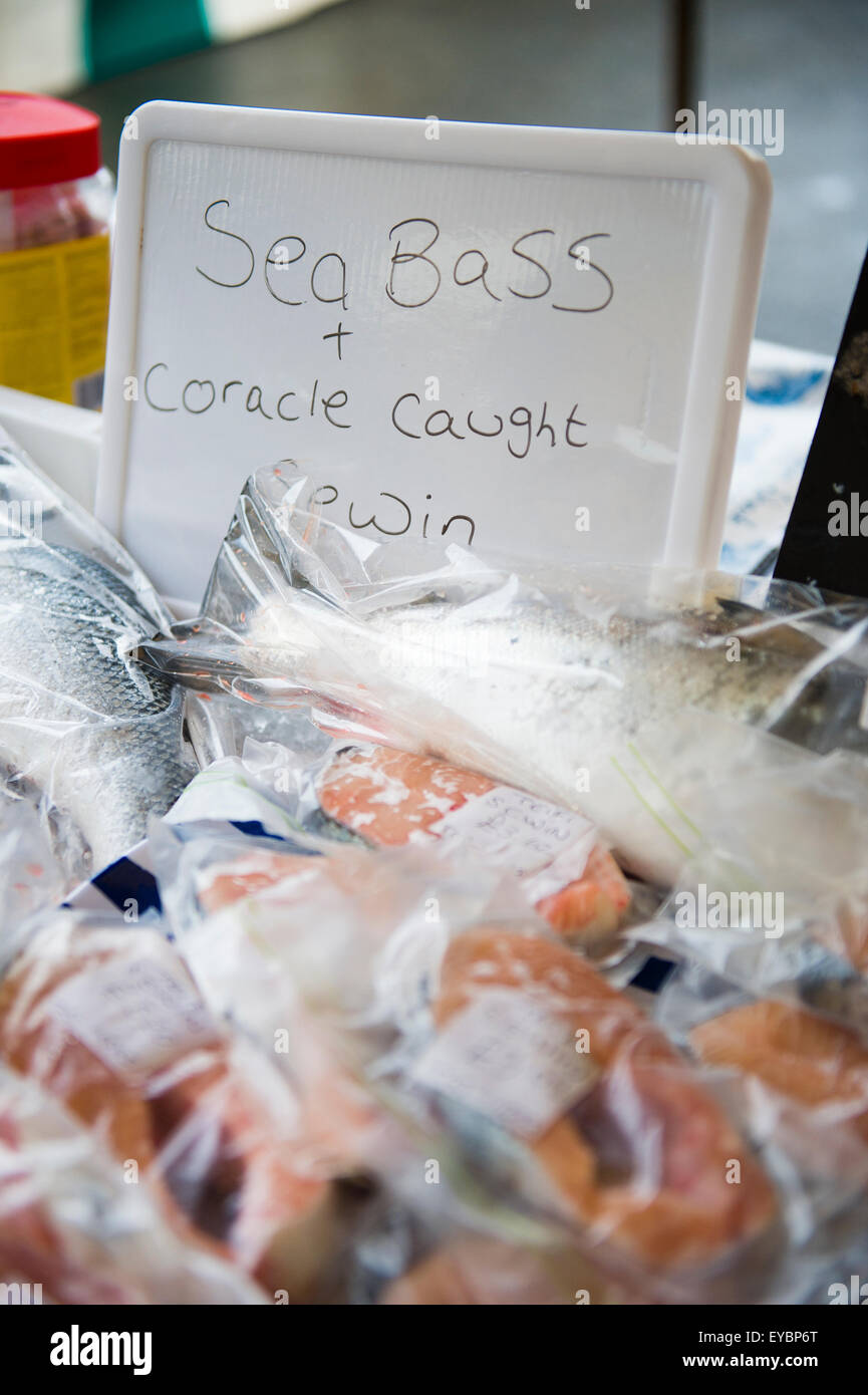 Un étal vendant des paquets de Sewin pêchés localement (truite de mer) à St Dogmaels food market, West Wales UK Banque D'Images