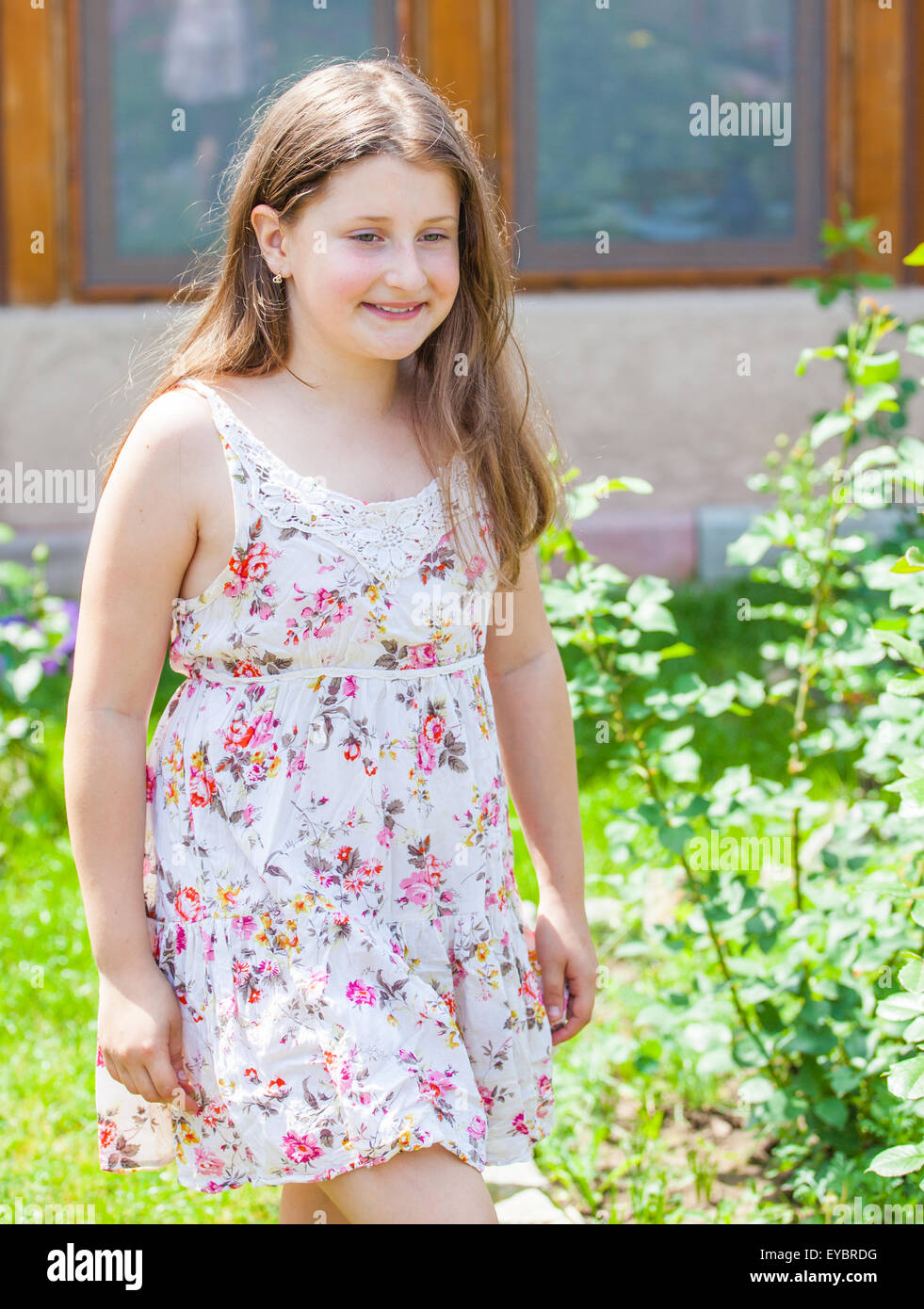 Portrait of a 10 year old girl enjoying le jardin de fleurs à la maison. Banque D'Images