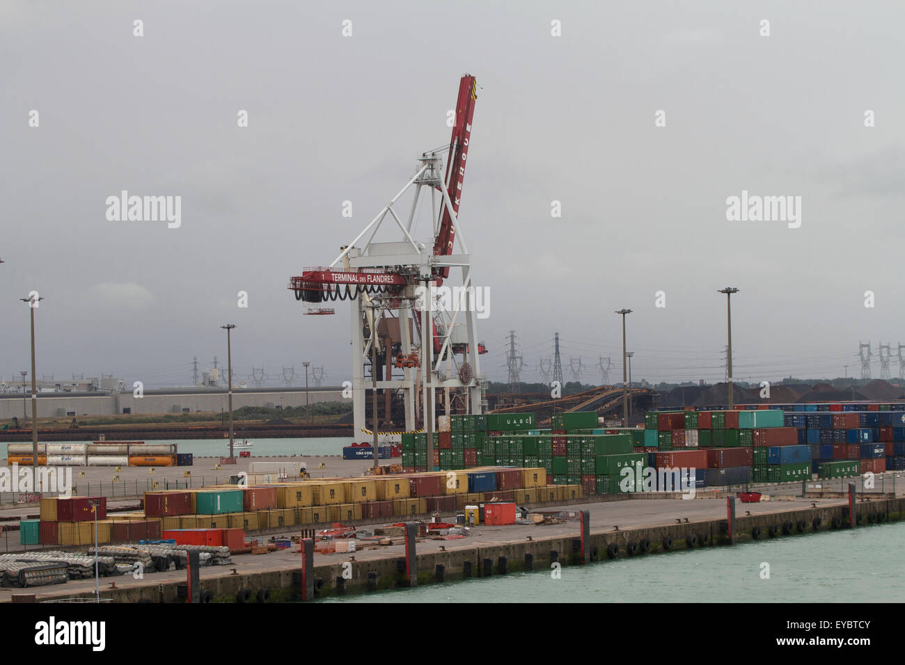 Grue et conteneurs. Port de Dunkerque. France Banque D'Images