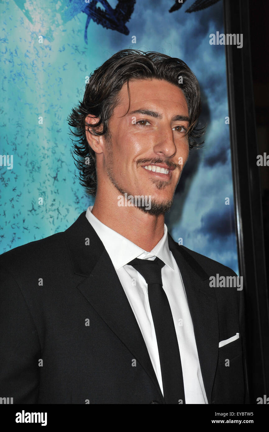 LOS ANGELES, CA - le 9 novembre 2010 : Eric Balfour lors de la première mondiale de son nouveau film 'Skyline' au Regal Cinema à Los Angeles. Vivre . Banque D'Images